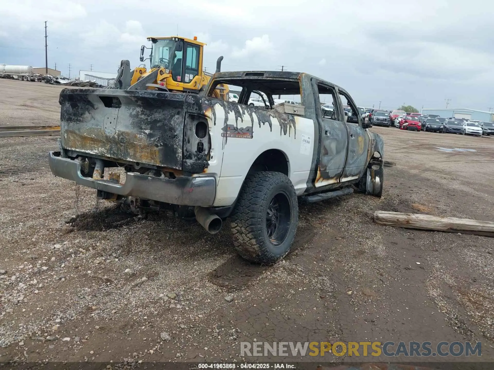 4 fotografías del automóvil dañado 3C6UR5CL9KG641227 RAM 2500 2019