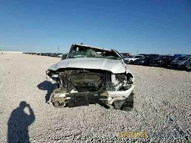 11 fotografías del automóvil dañado 3C6UR5DJ1KG697868 RAM 2500 2019