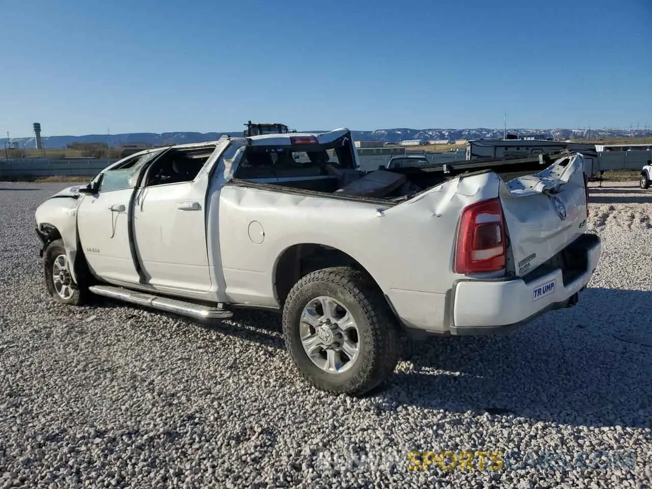 2 fotografías del automóvil dañado 3C6UR5DJ1KG697868 RAM 2500 2019