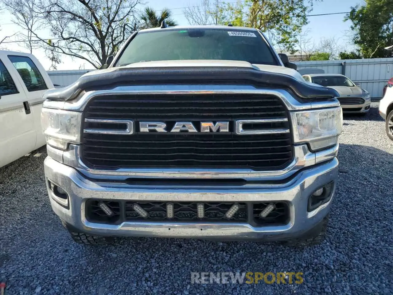 5 fotografías del automóvil dañado 3C6UR5DJ9KG708891 RAM 2500 2019