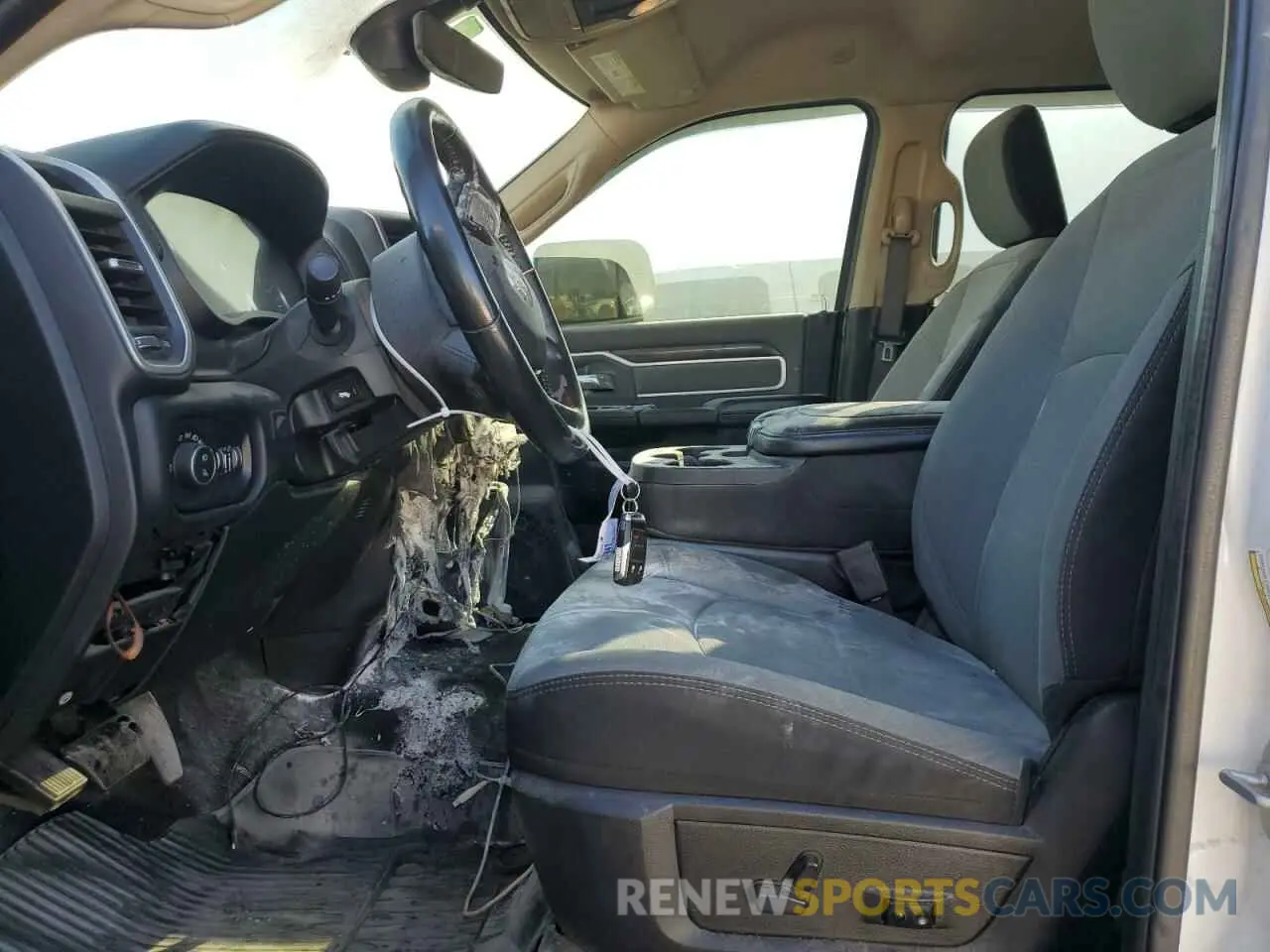 7 fotografías del automóvil dañado 3C6UR5DJ9KG708891 RAM 2500 2019
