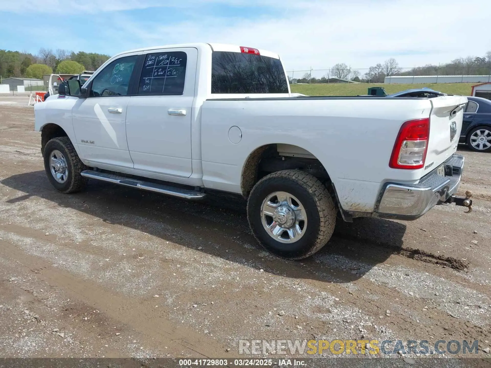 3 fotografías del automóvil dañado 3C6UR5DL2KG675282 RAM 2500 2019