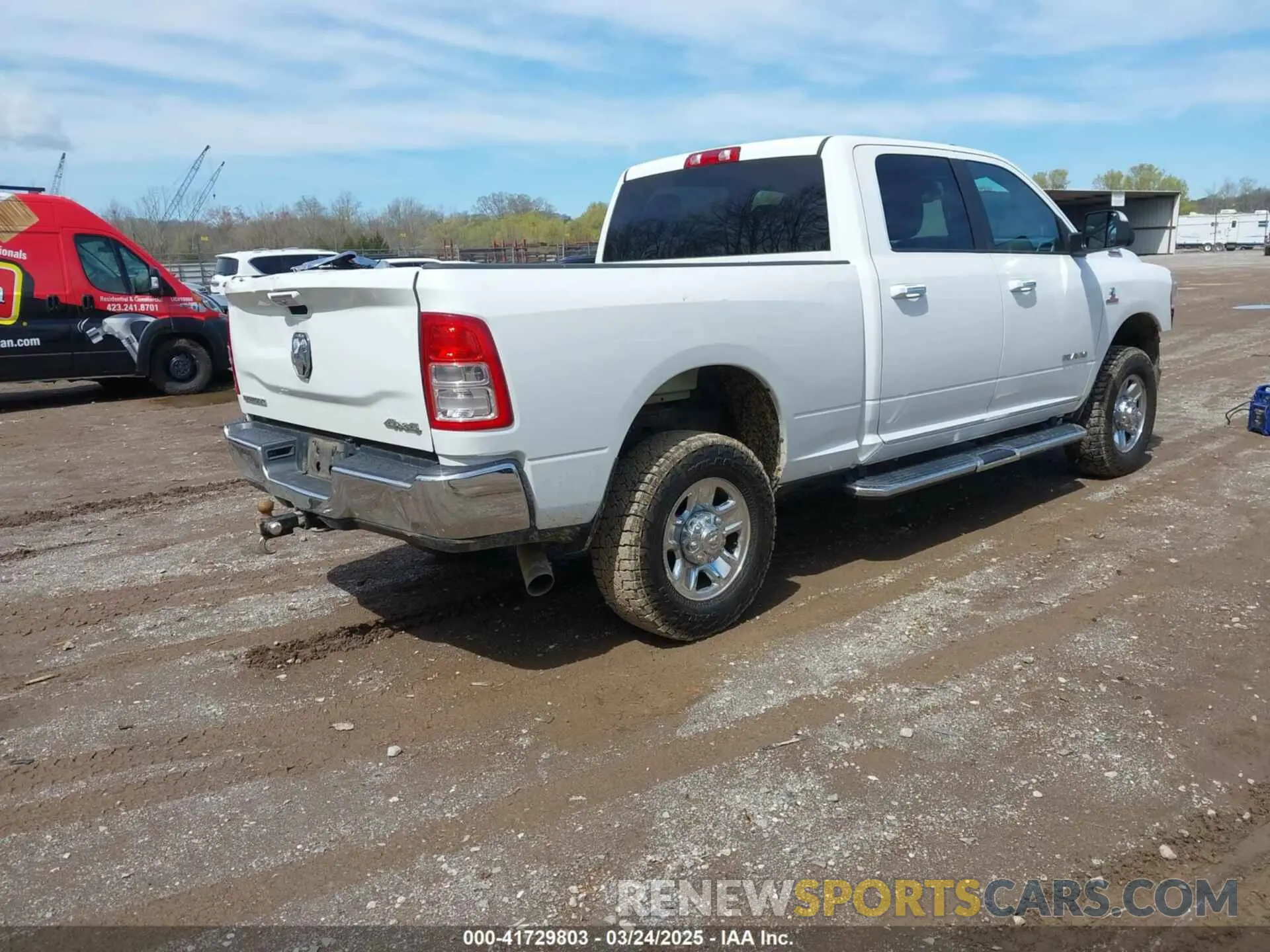 4 fotografías del automóvil dañado 3C6UR5DL2KG675282 RAM 2500 2019