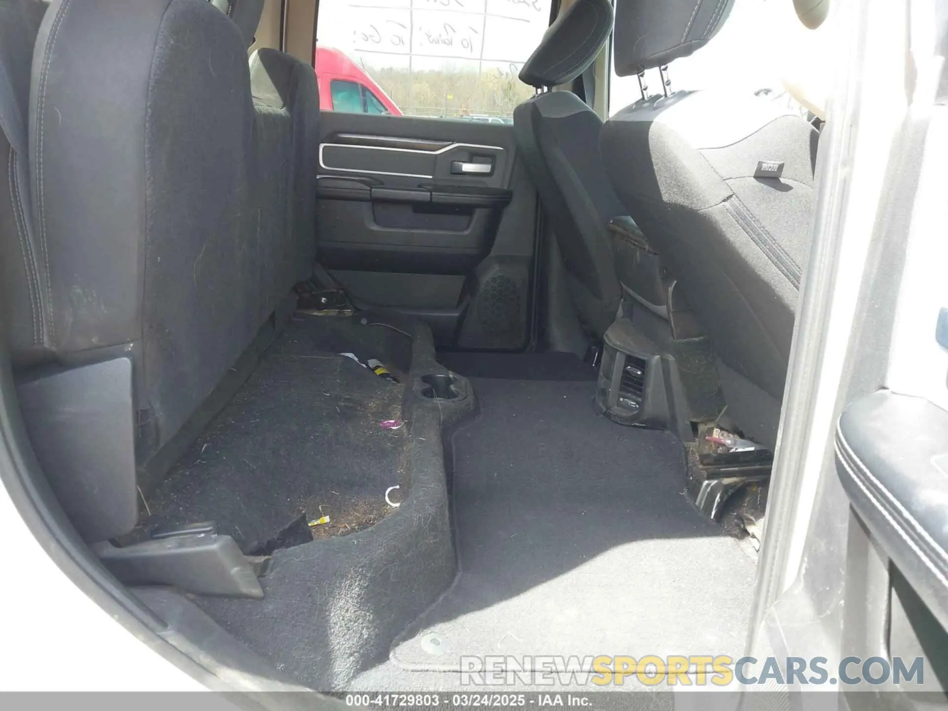 8 fotografías del automóvil dañado 3C6UR5DL2KG675282 RAM 2500 2019