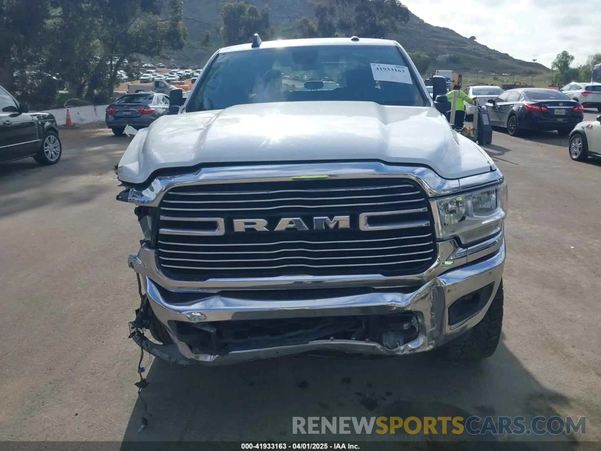 12 fotografías del automóvil dañado 3C6UR5DL7KG544980 RAM 2500 2019