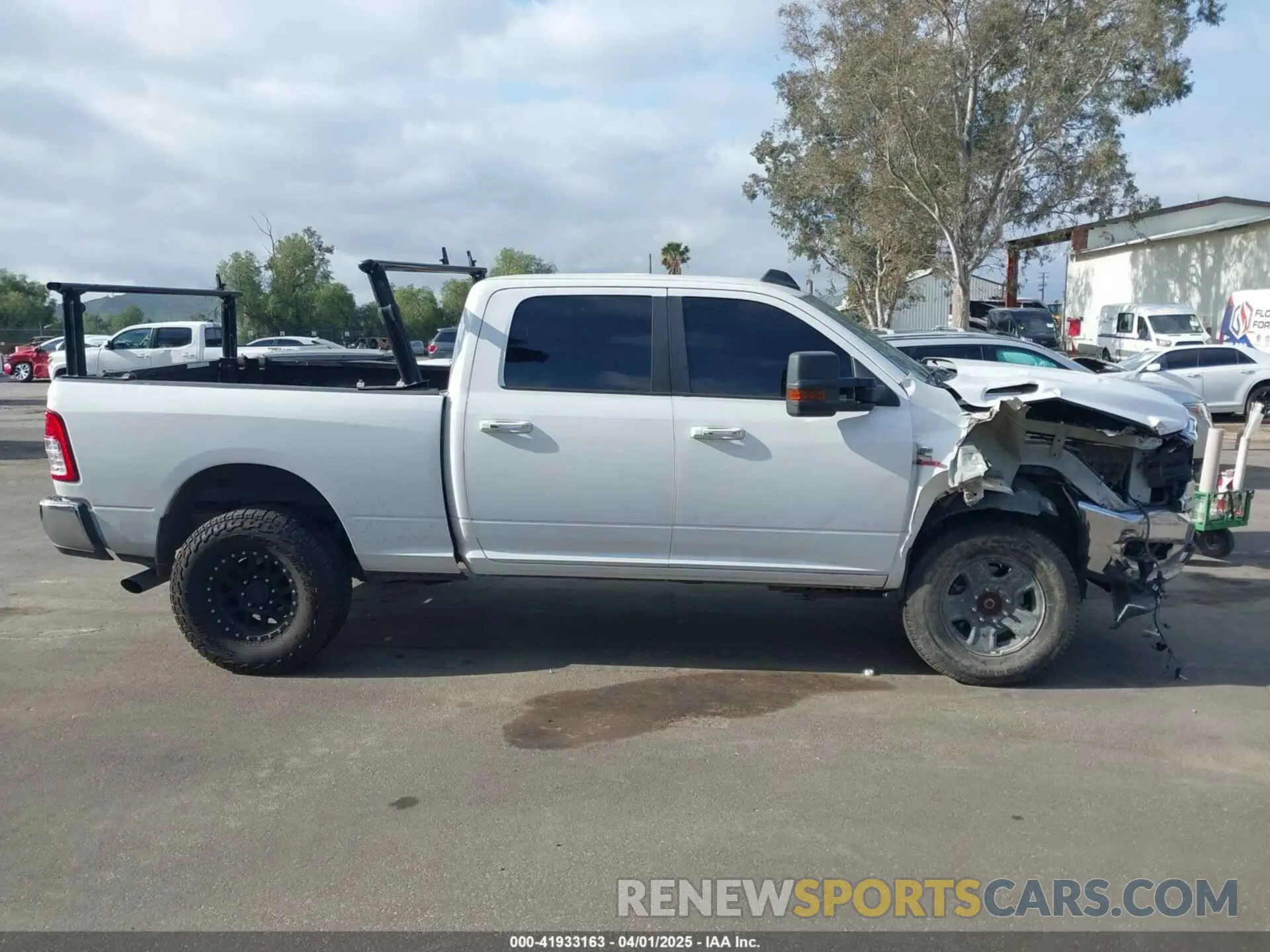 13 fotografías del automóvil dañado 3C6UR5DL7KG544980 RAM 2500 2019
