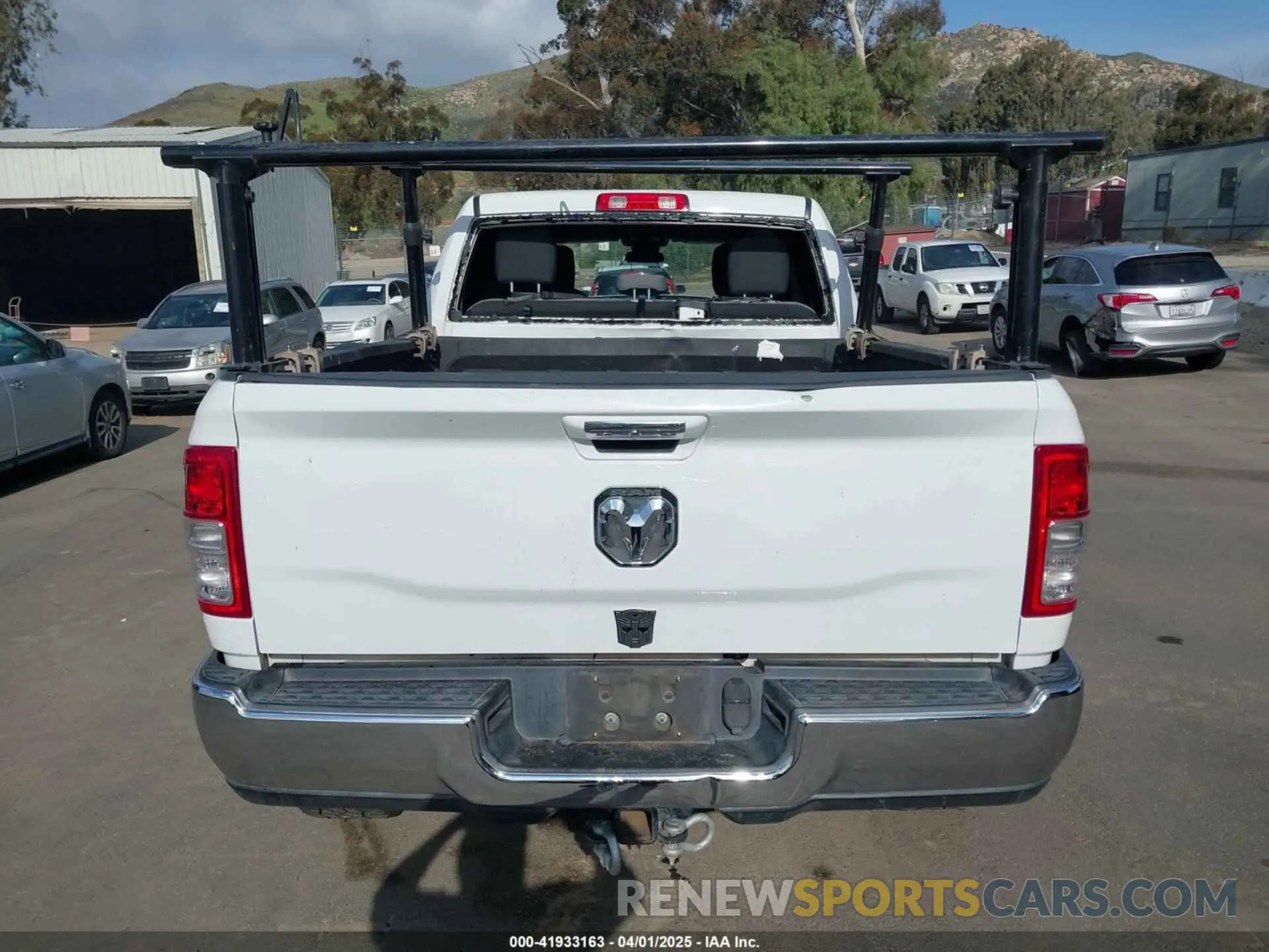 16 fotografías del automóvil dañado 3C6UR5DL7KG544980 RAM 2500 2019