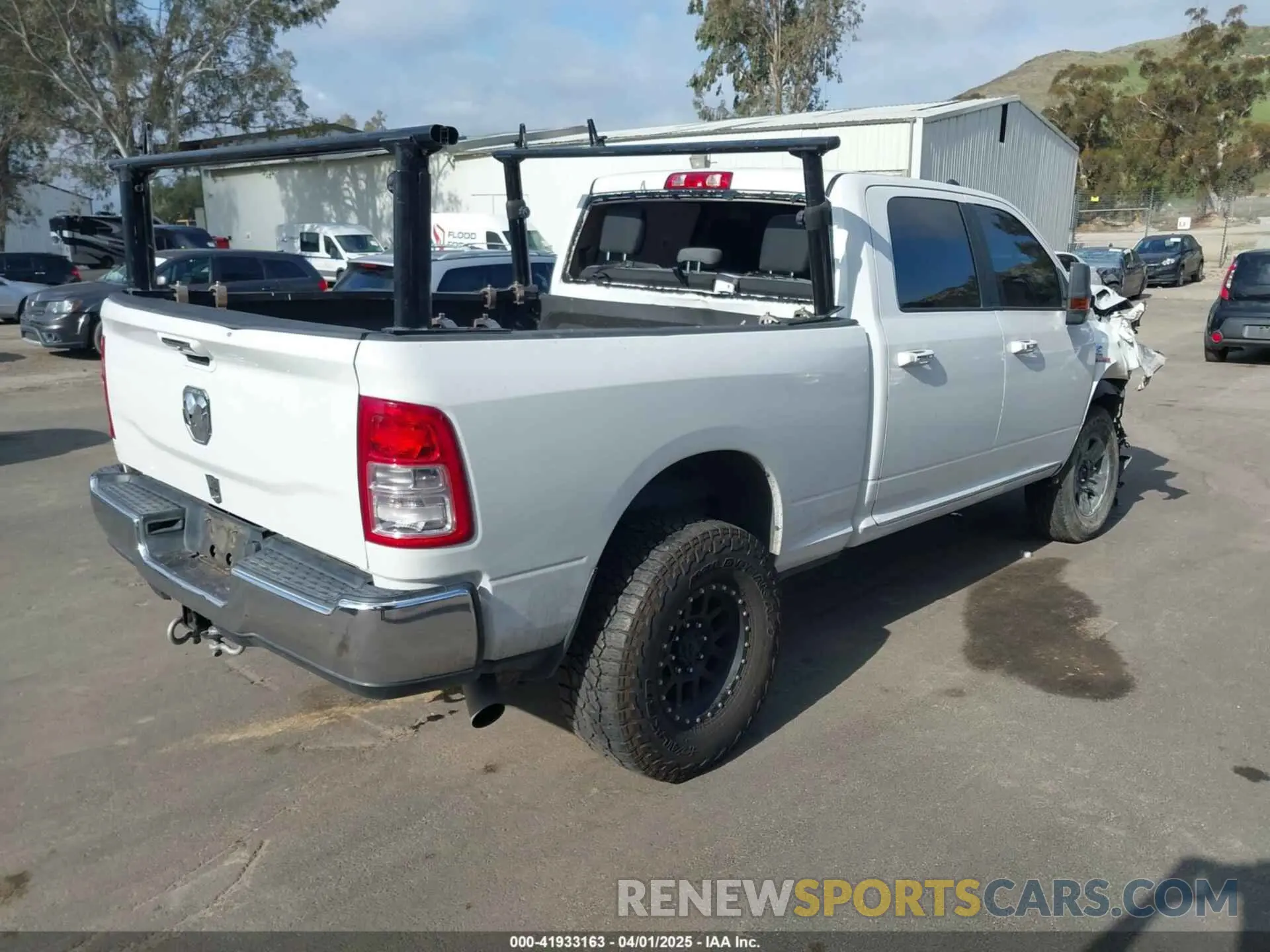 4 fotografías del automóvil dañado 3C6UR5DL7KG544980 RAM 2500 2019