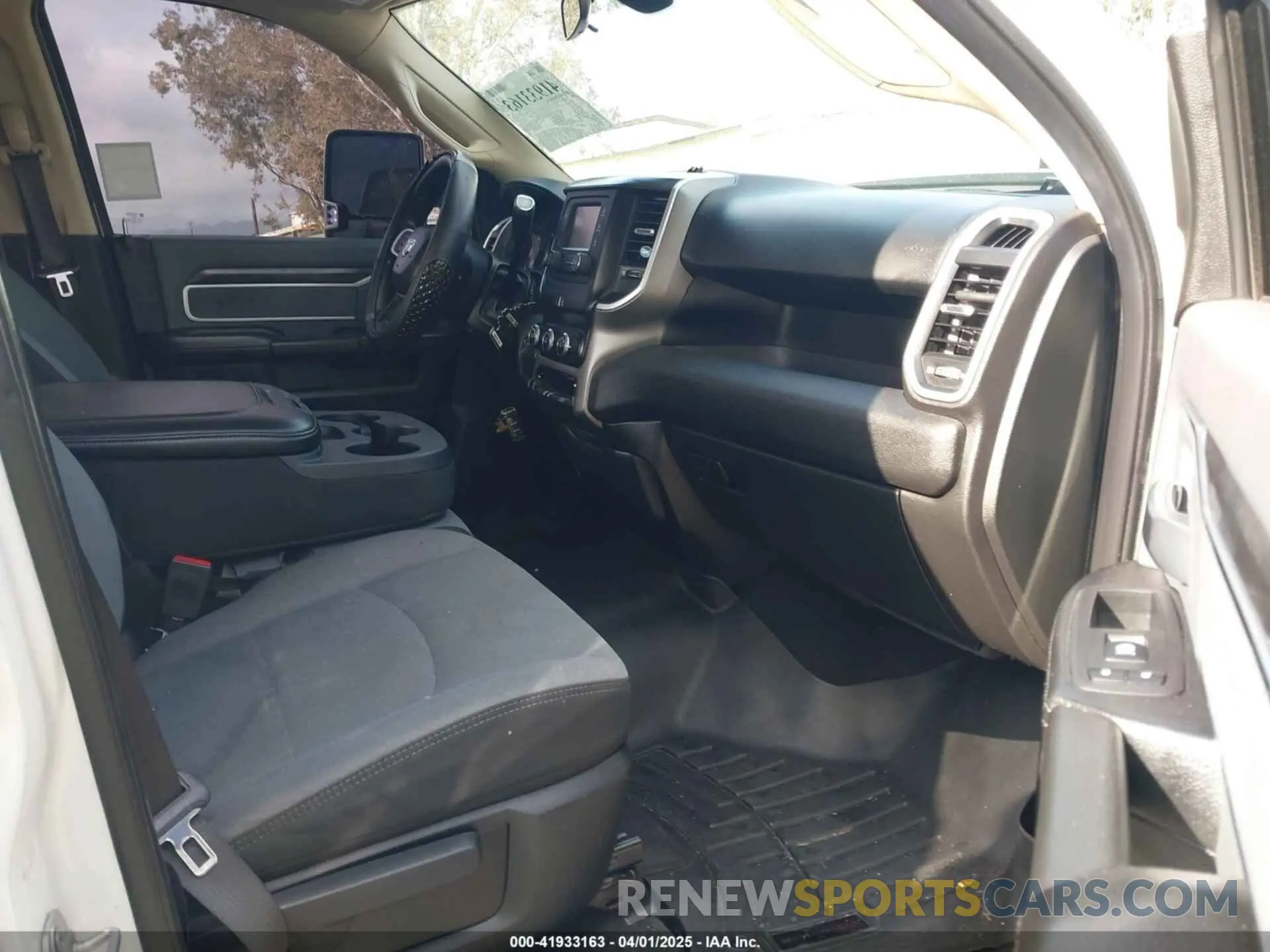 5 fotografías del automóvil dañado 3C6UR5DL7KG544980 RAM 2500 2019