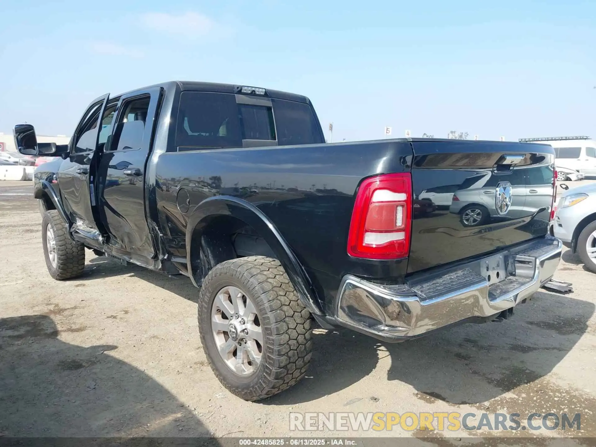 3 fotografías del automóvil dañado 3C6UR5FL0KG613778 RAM 2500 2019