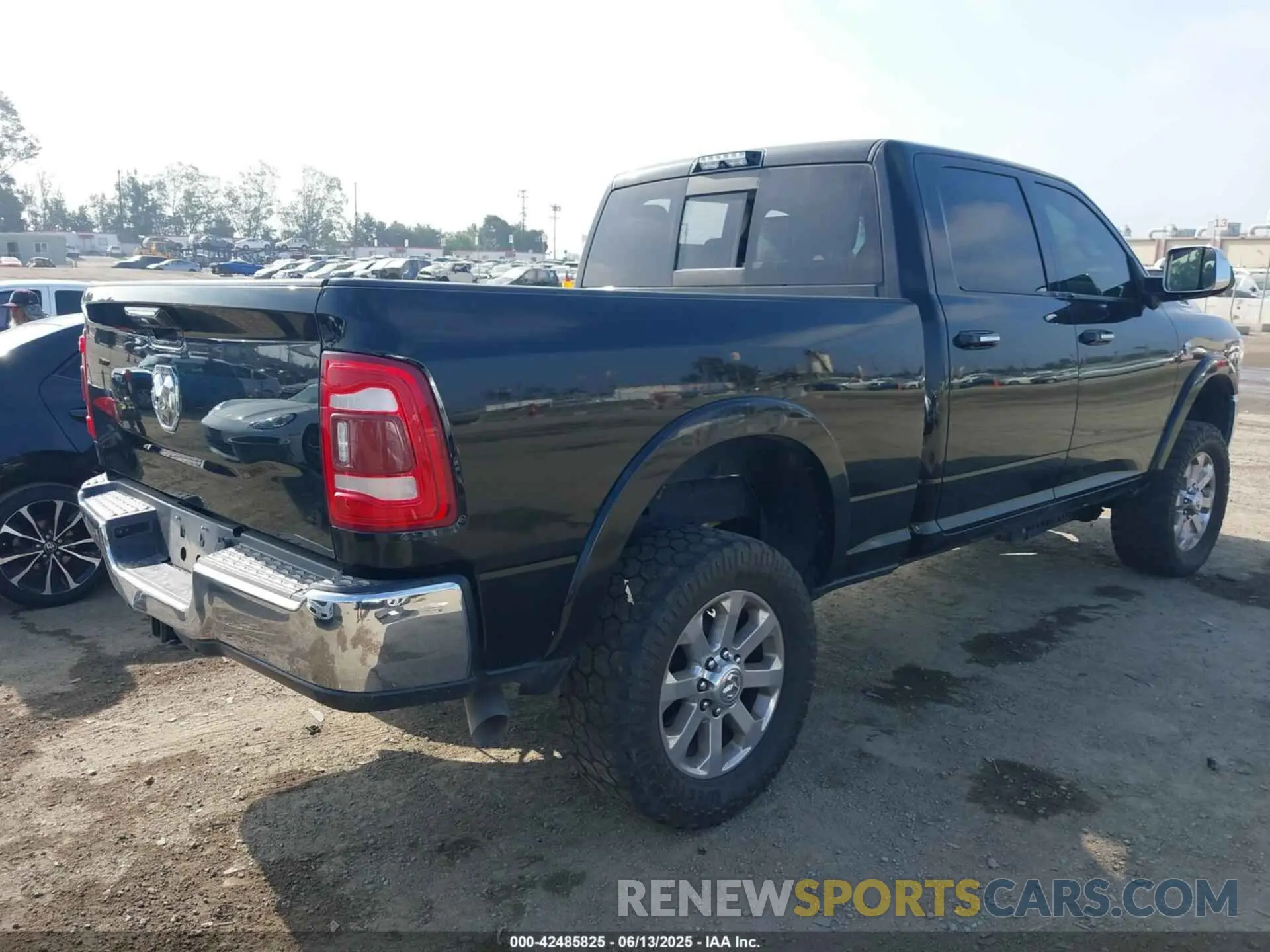 4 fotografías del automóvil dañado 3C6UR5FL0KG613778 RAM 2500 2019