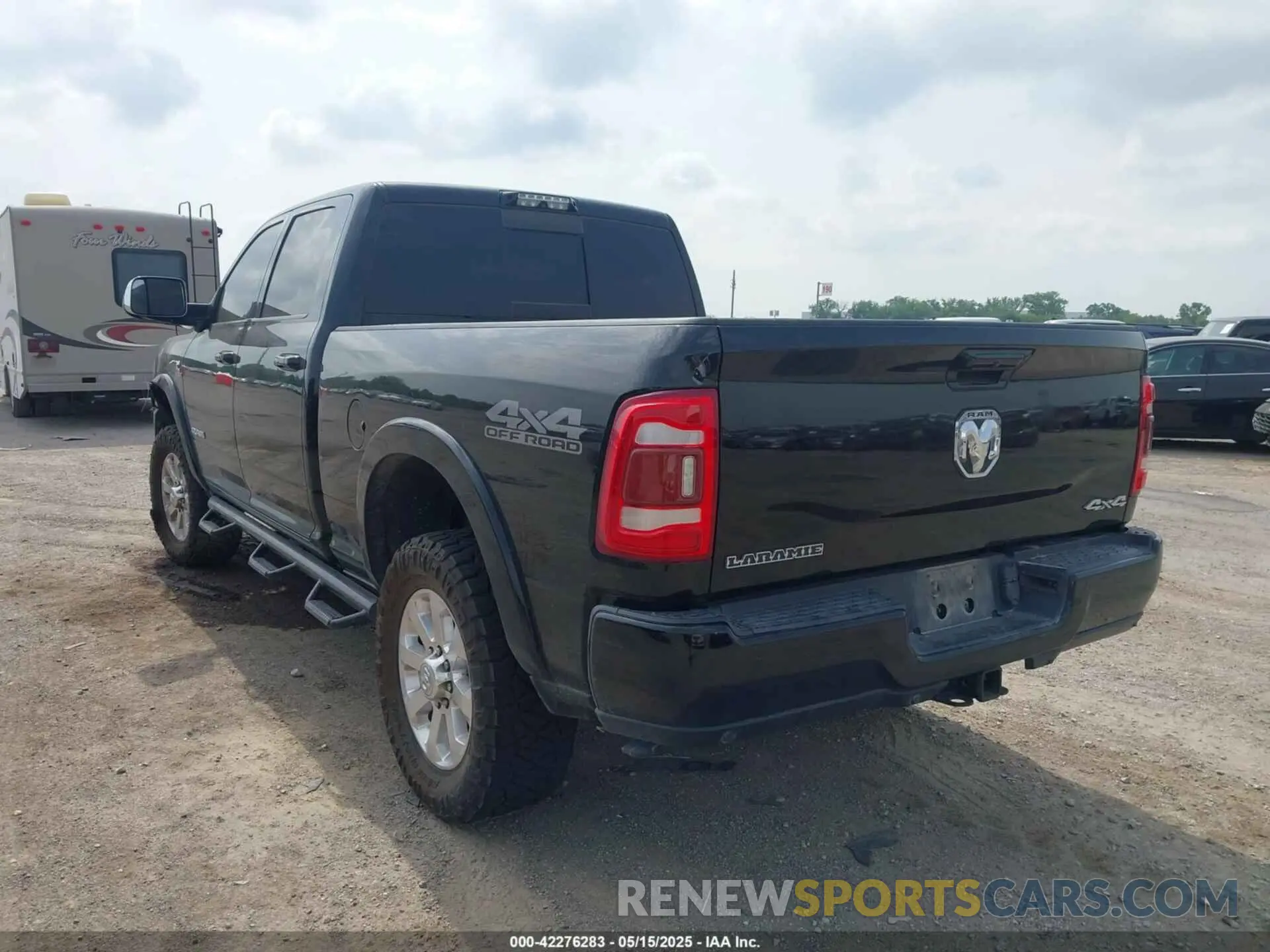 3 fotografías del automóvil dañado 3C6UR5FL0KG652693 RAM 2500 2019