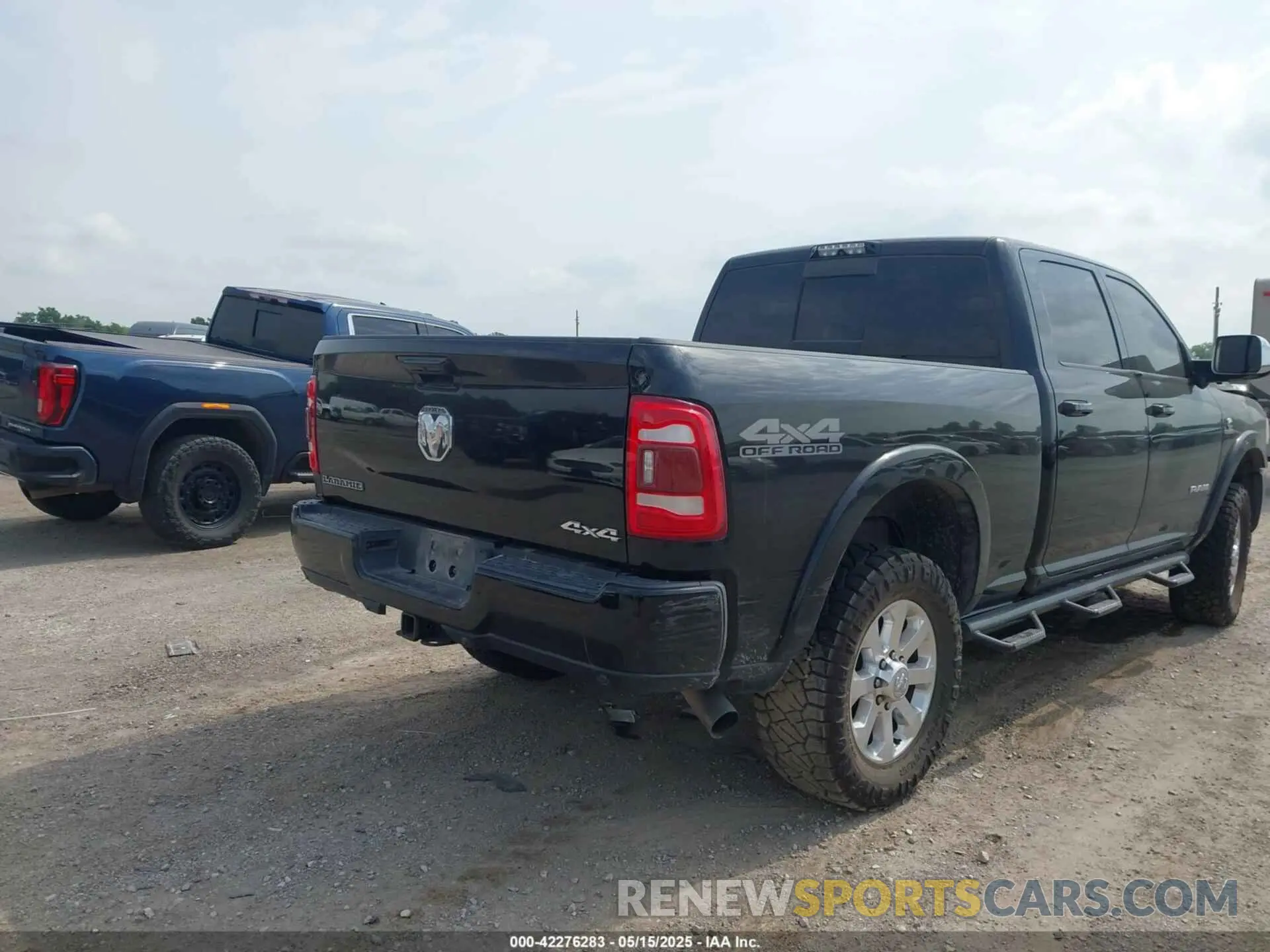 4 fotografías del automóvil dañado 3C6UR5FL0KG652693 RAM 2500 2019