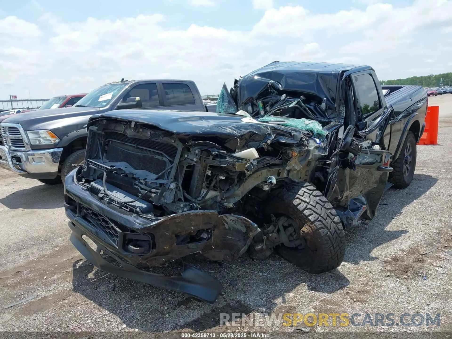 2 fotografías del automóvil dañado 3C6UR5FL8KG701641 RAM 2500 2019