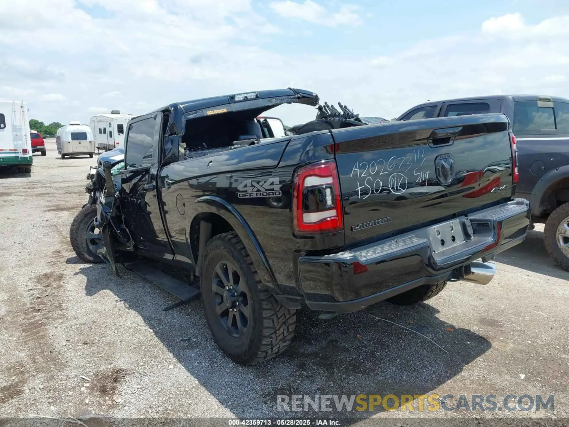 3 fotografías del automóvil dañado 3C6UR5FL8KG701641 RAM 2500 2019