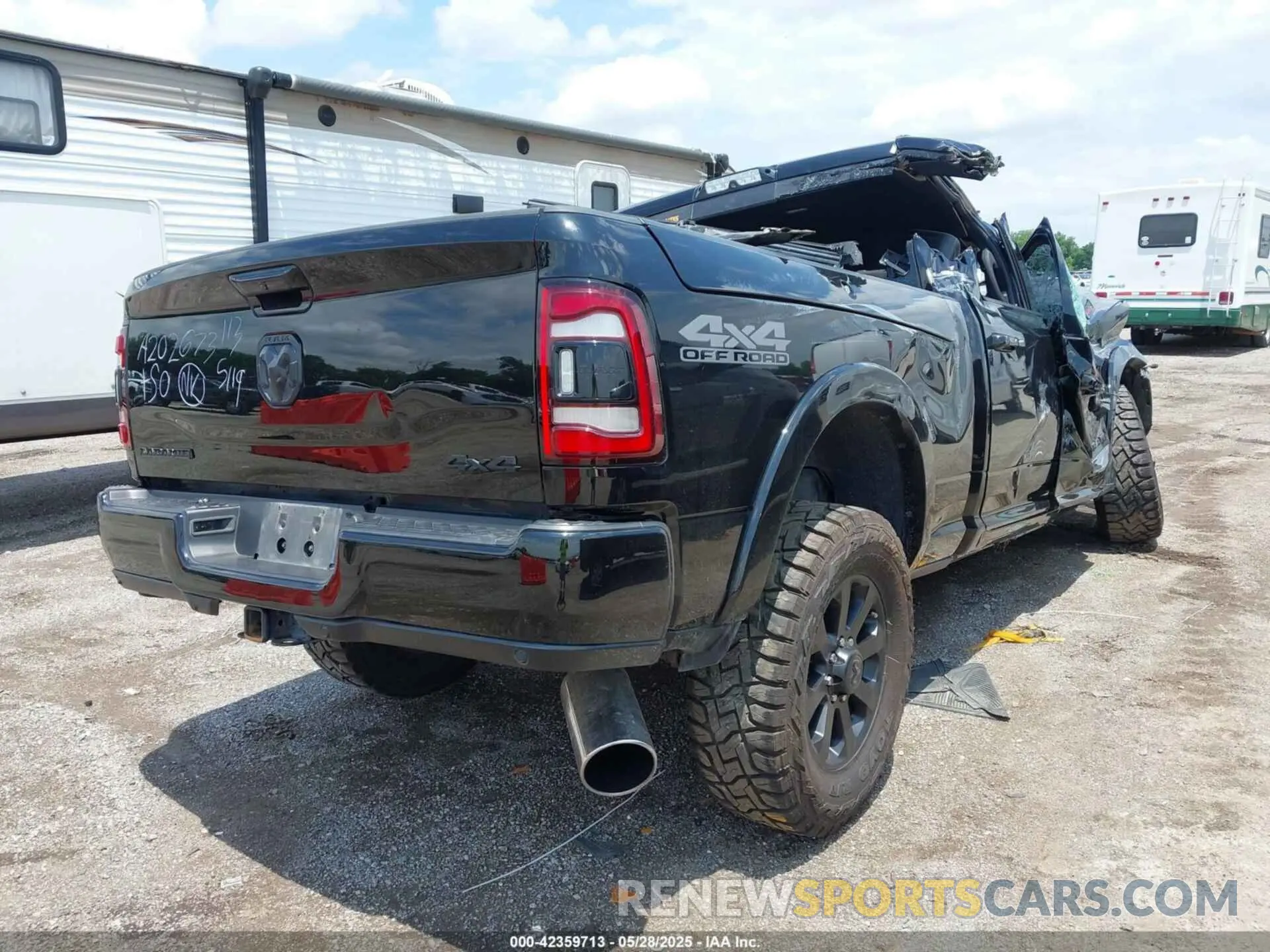 4 fotografías del automóvil dañado 3C6UR5FL8KG701641 RAM 2500 2019