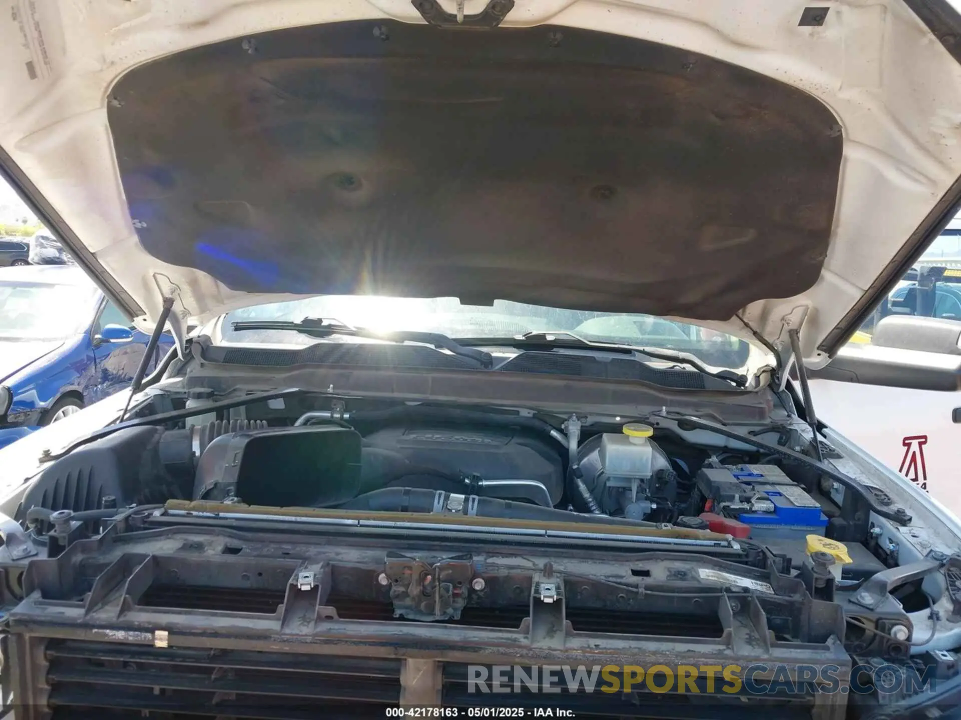 10 fotografías del automóvil dañado 3C6UR5HJ1KG599000 RAM 2500 2019