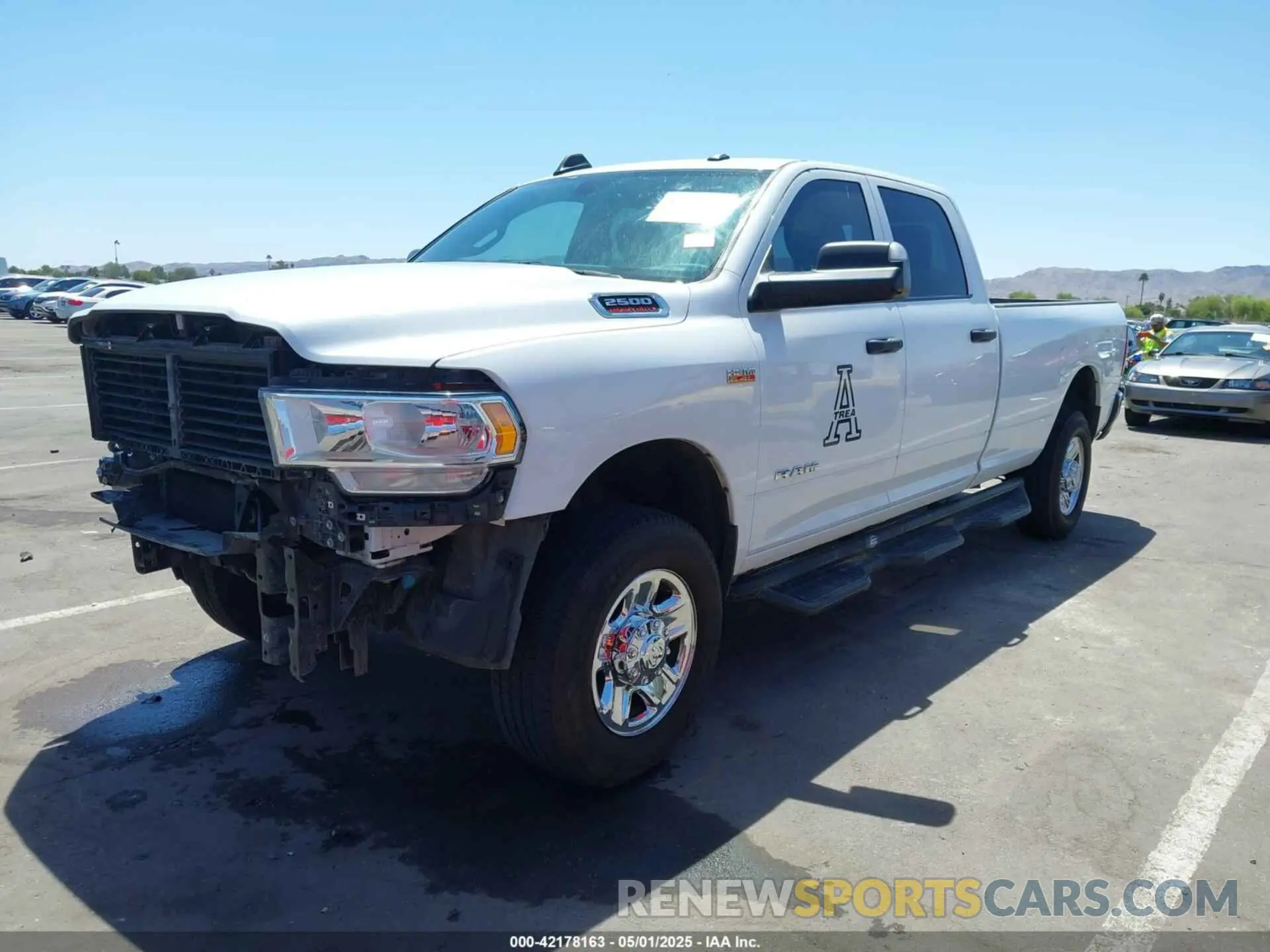 2 fotografías del automóvil dañado 3C6UR5HJ1KG599000 RAM 2500 2019