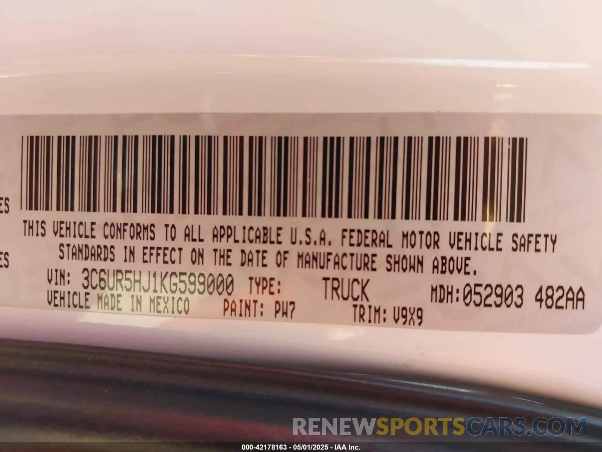 9 fotografías del automóvil dañado 3C6UR5HJ1KG599000 RAM 2500 2019
