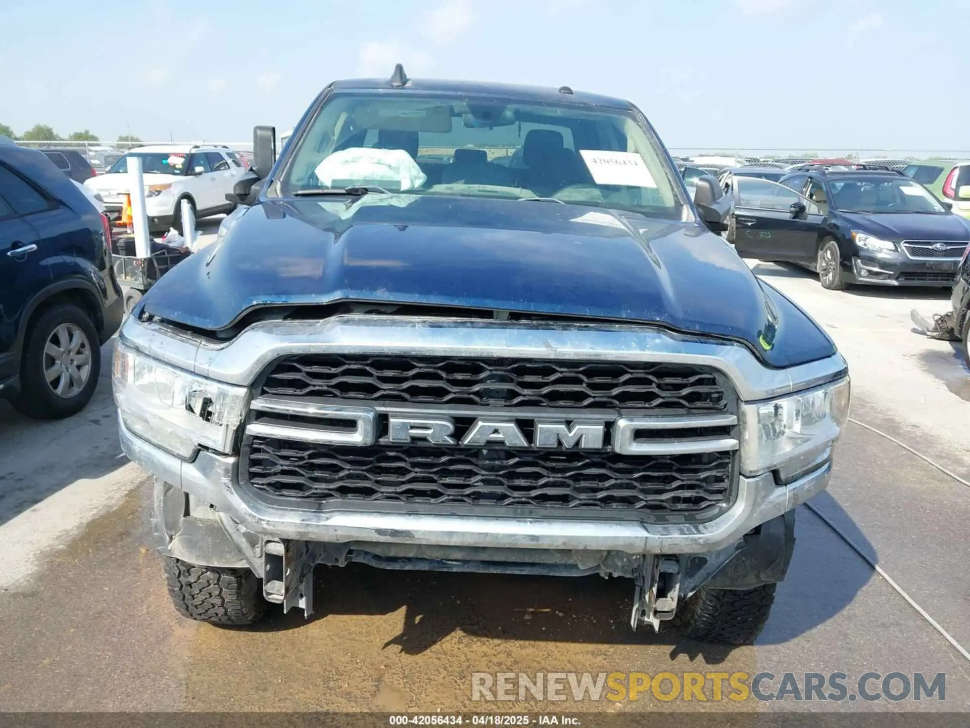 13 fotografías del automóvil dañado 3C6UR5HJ7KG574229 RAM 2500 2019