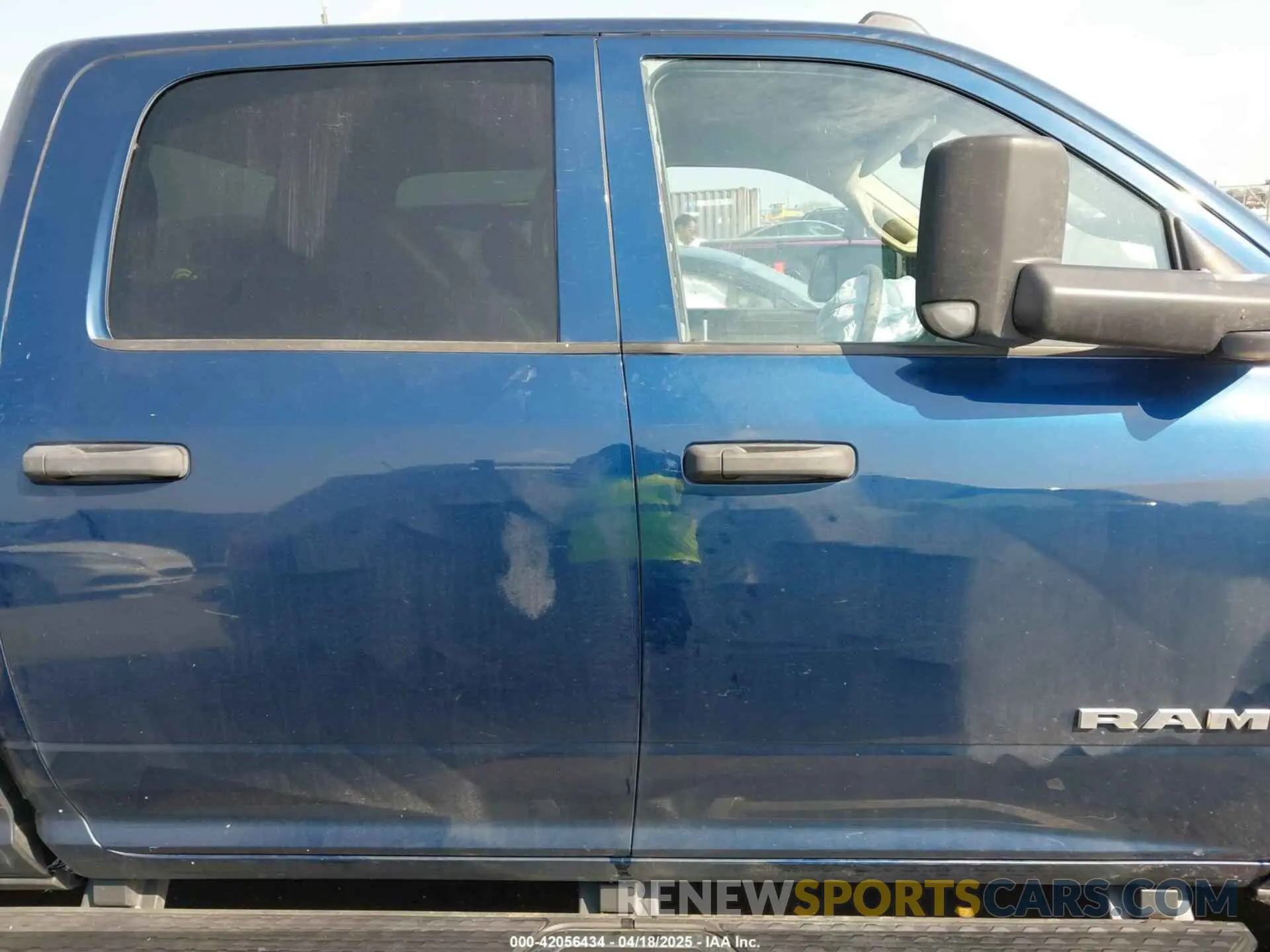 14 fotografías del automóvil dañado 3C6UR5HJ7KG574229 RAM 2500 2019