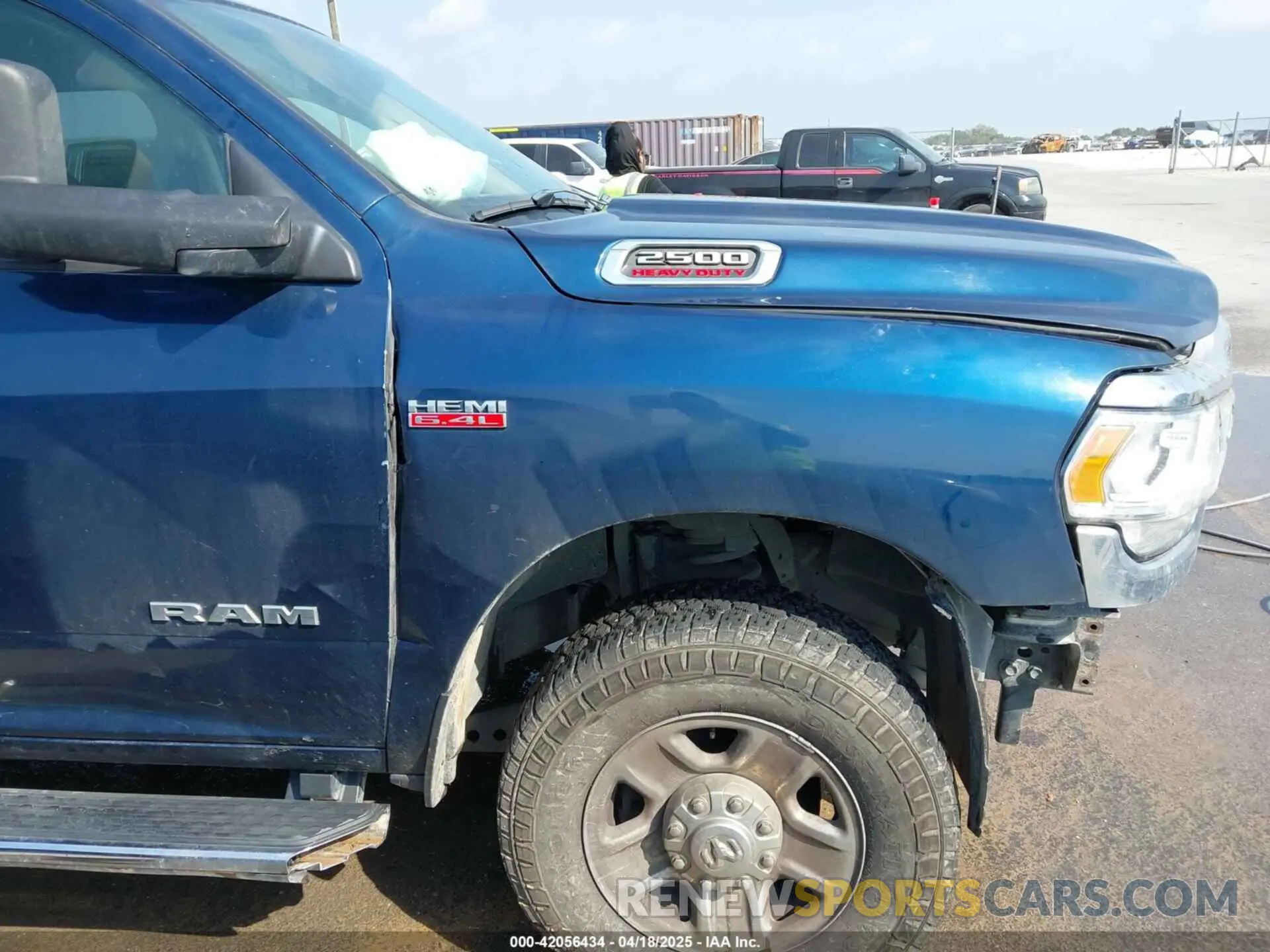 19 fotografías del automóvil dañado 3C6UR5HJ7KG574229 RAM 2500 2019