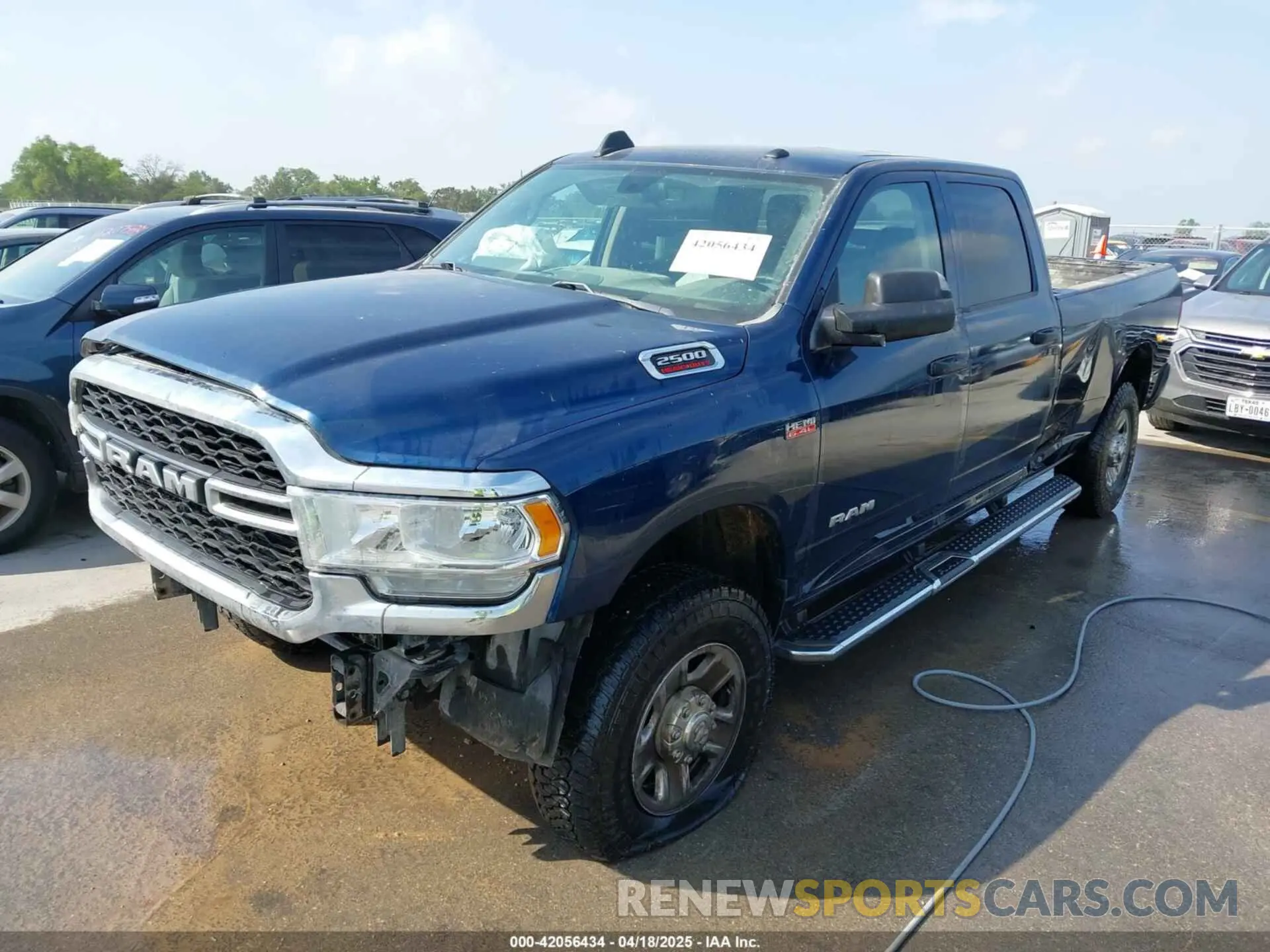 2 fotografías del automóvil dañado 3C6UR5HJ7KG574229 RAM 2500 2019