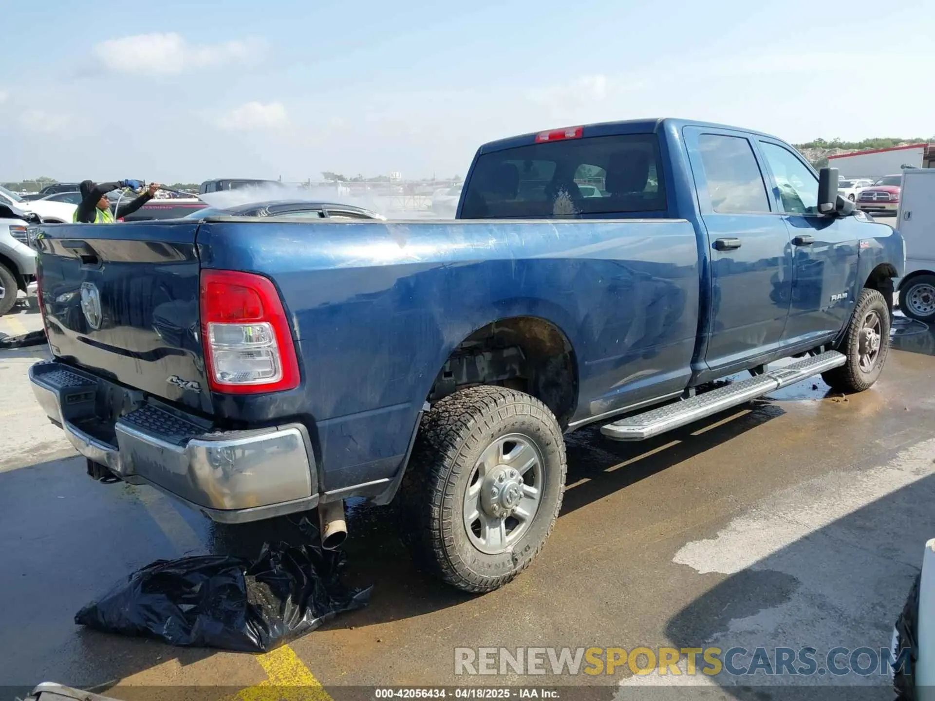 4 fotografías del automóvil dañado 3C6UR5HJ7KG574229 RAM 2500 2019