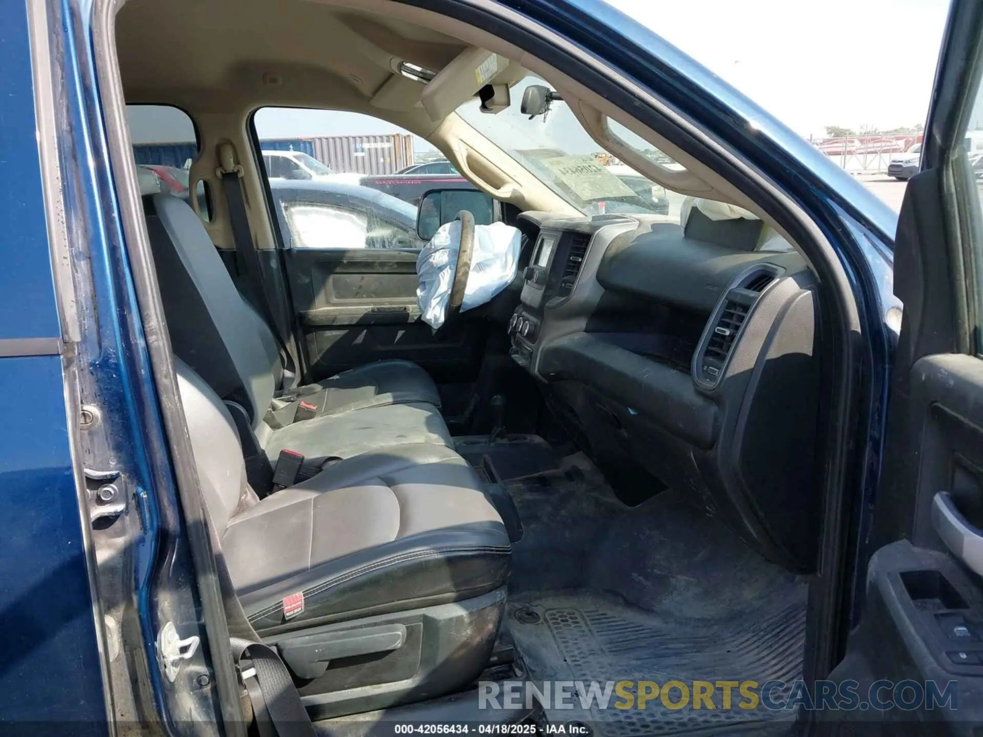5 fotografías del automóvil dañado 3C6UR5HJ7KG574229 RAM 2500 2019