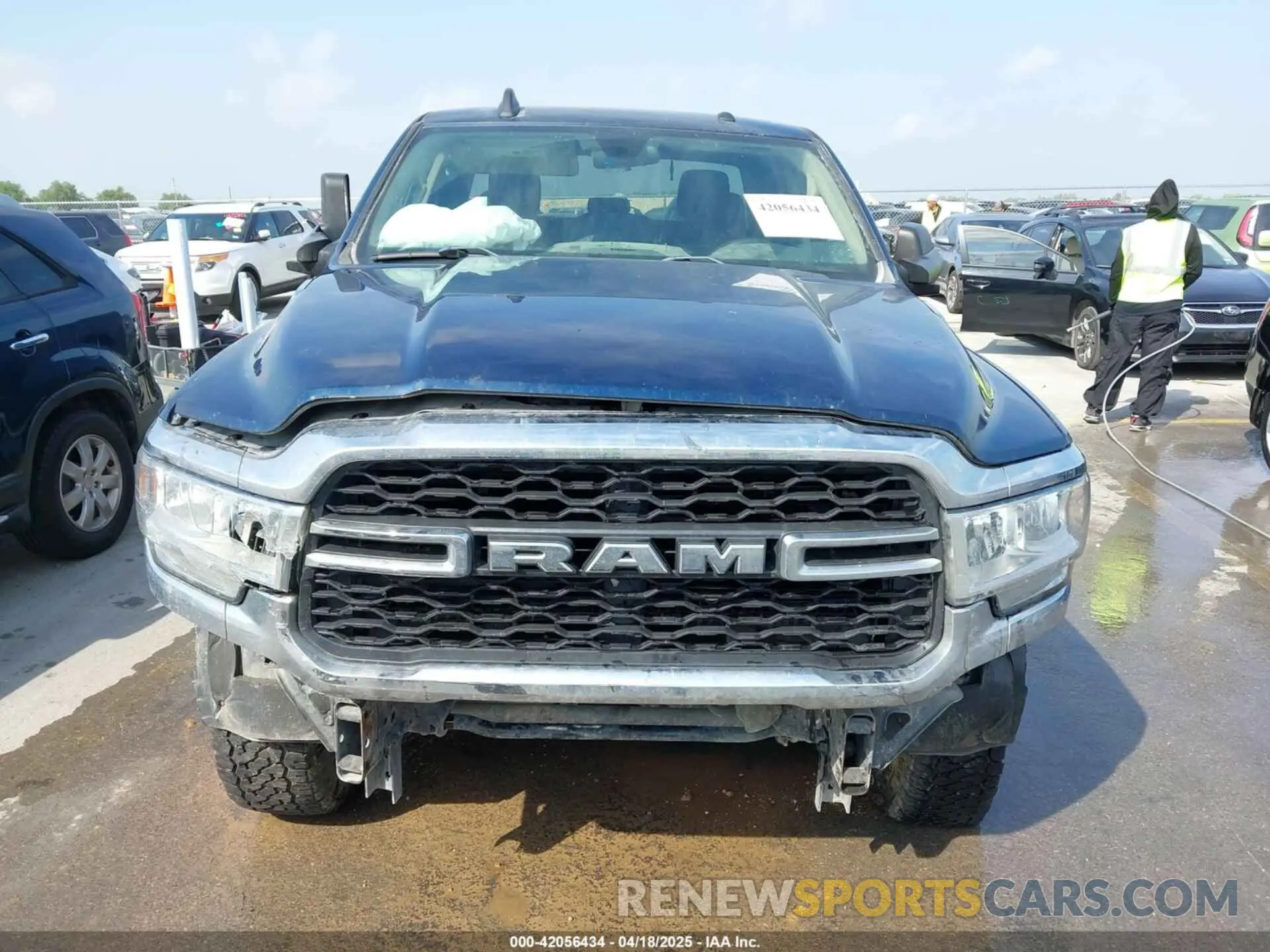 6 fotografías del automóvil dañado 3C6UR5HJ7KG574229 RAM 2500 2019