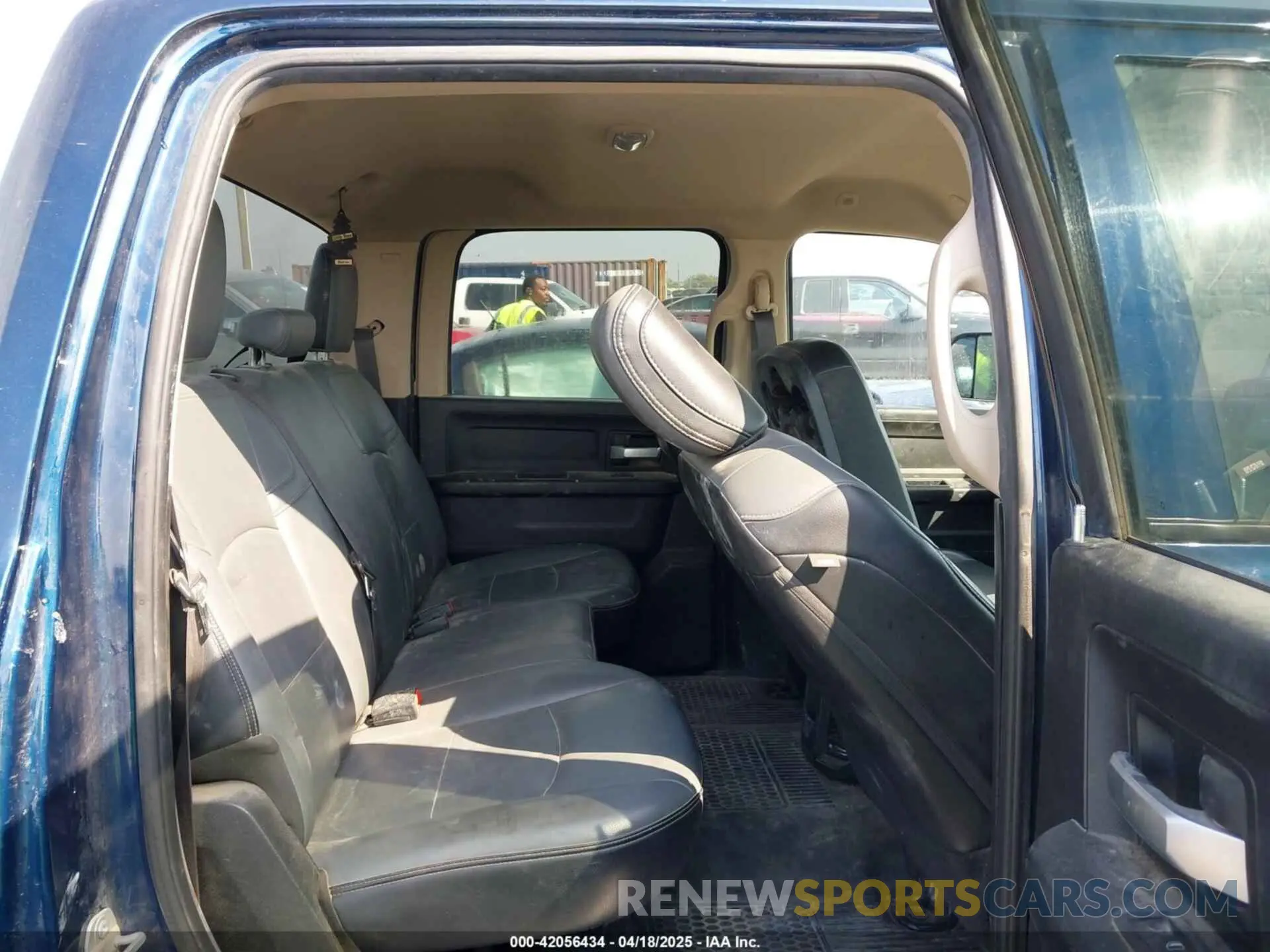 8 fotografías del automóvil dañado 3C6UR5HJ7KG574229 RAM 2500 2019