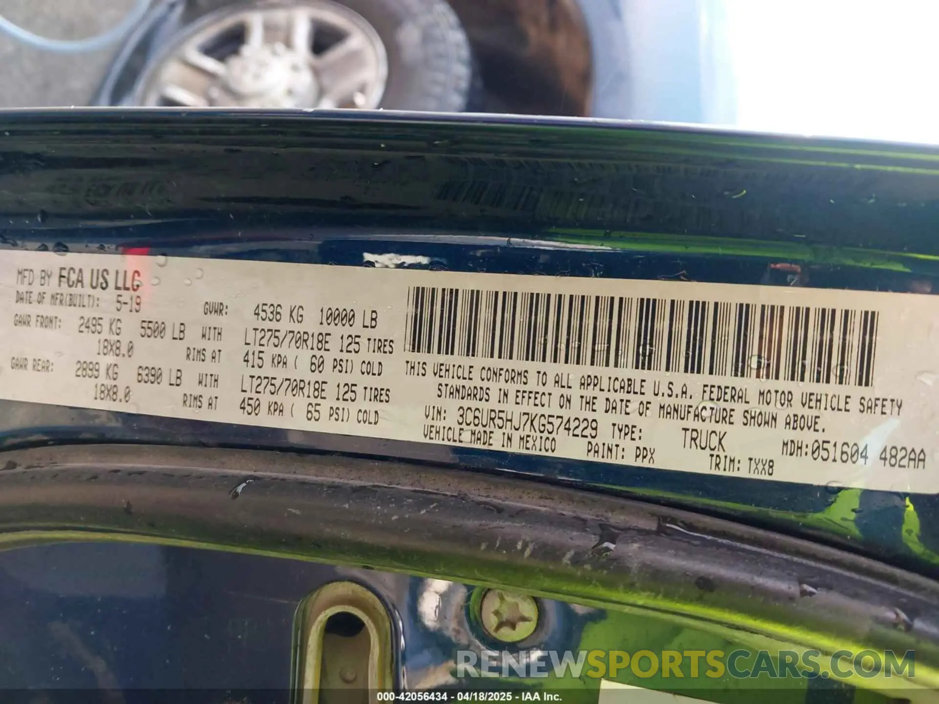 9 fotografías del automóvil dañado 3C6UR5HJ7KG574229 RAM 2500 2019