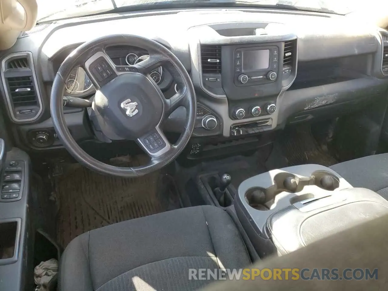 8 fotografías del automóvil dañado 3C6UR5HJ8KG587569 RAM 2500 2019