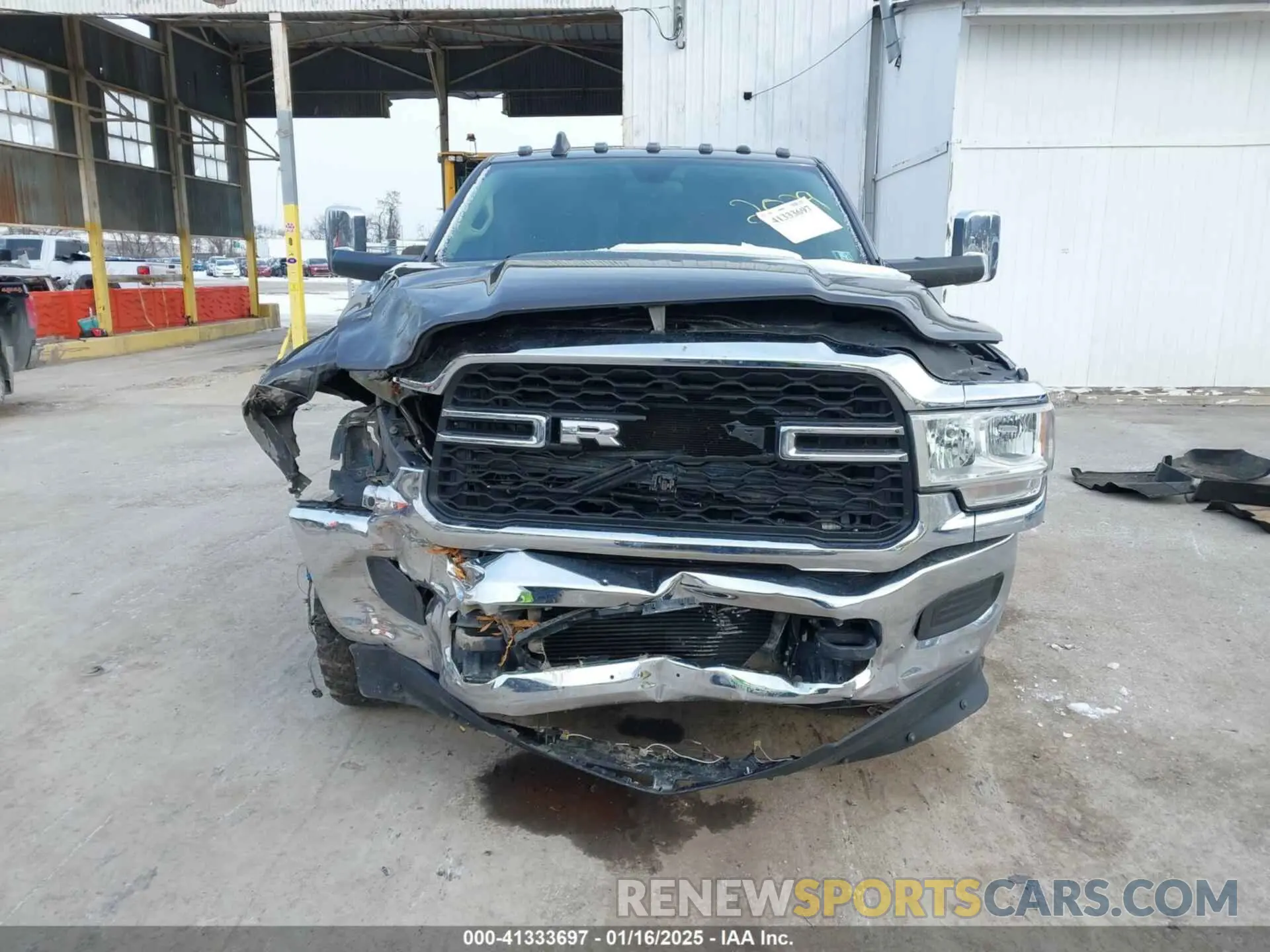 12 fotografías del automóvil dañado 3C6UR5HL1KG642039 RAM 2500 2019
