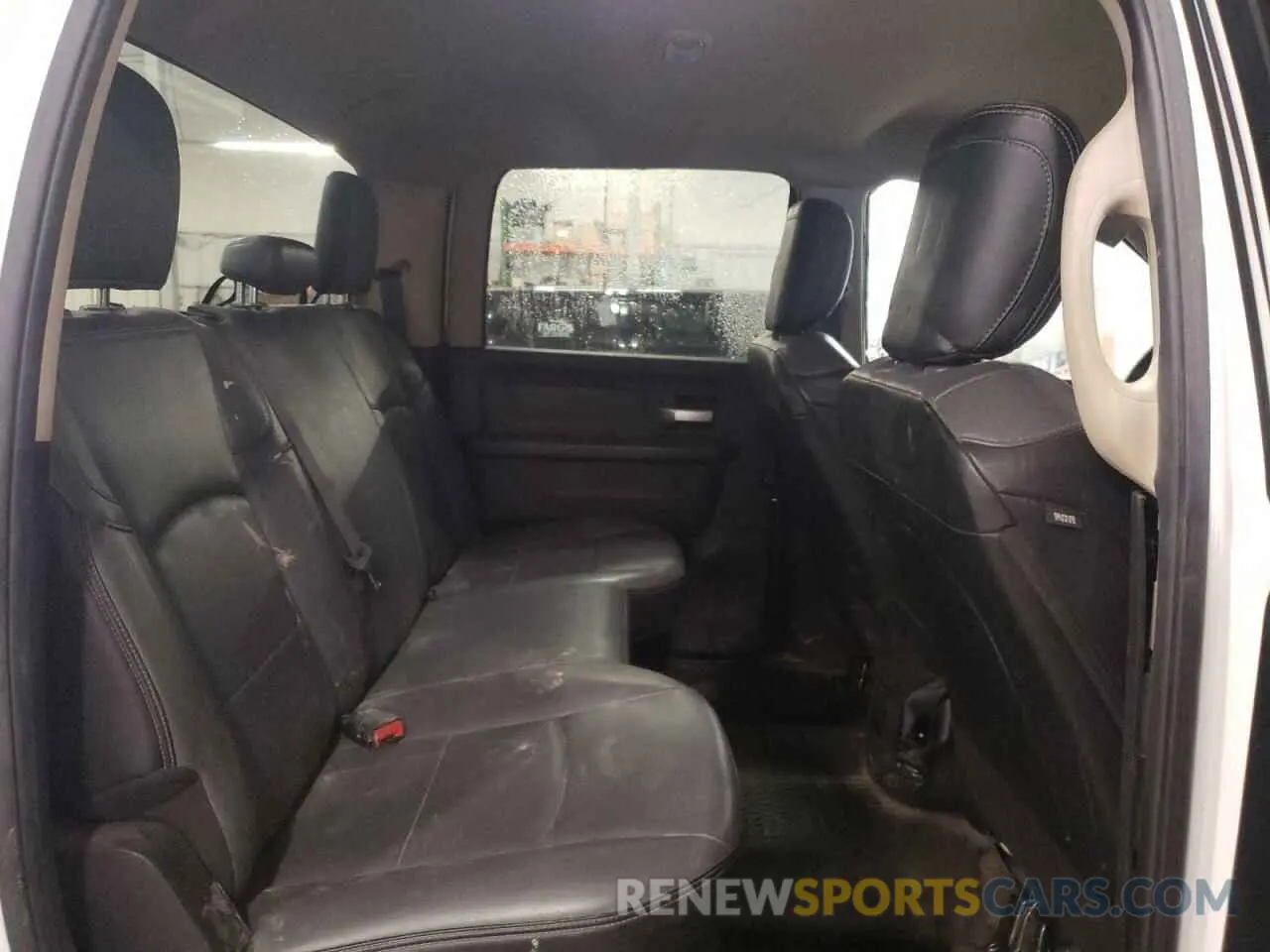 10 fotografías del automóvil dañado 3C6UR5HL6KG601227 RAM 2500 2019