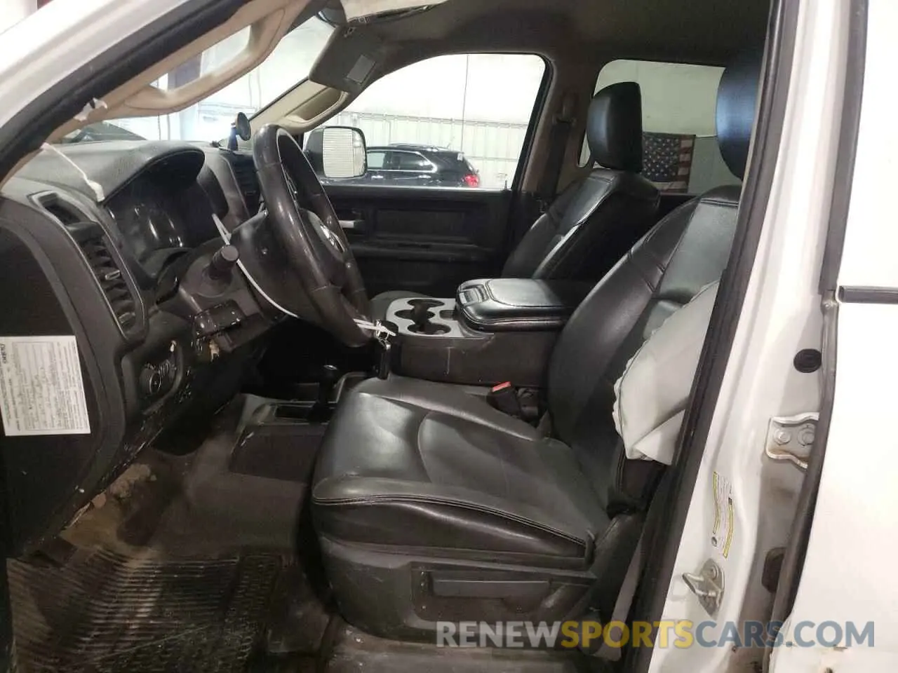 7 fotografías del automóvil dañado 3C6UR5HL6KG601227 RAM 2500 2019