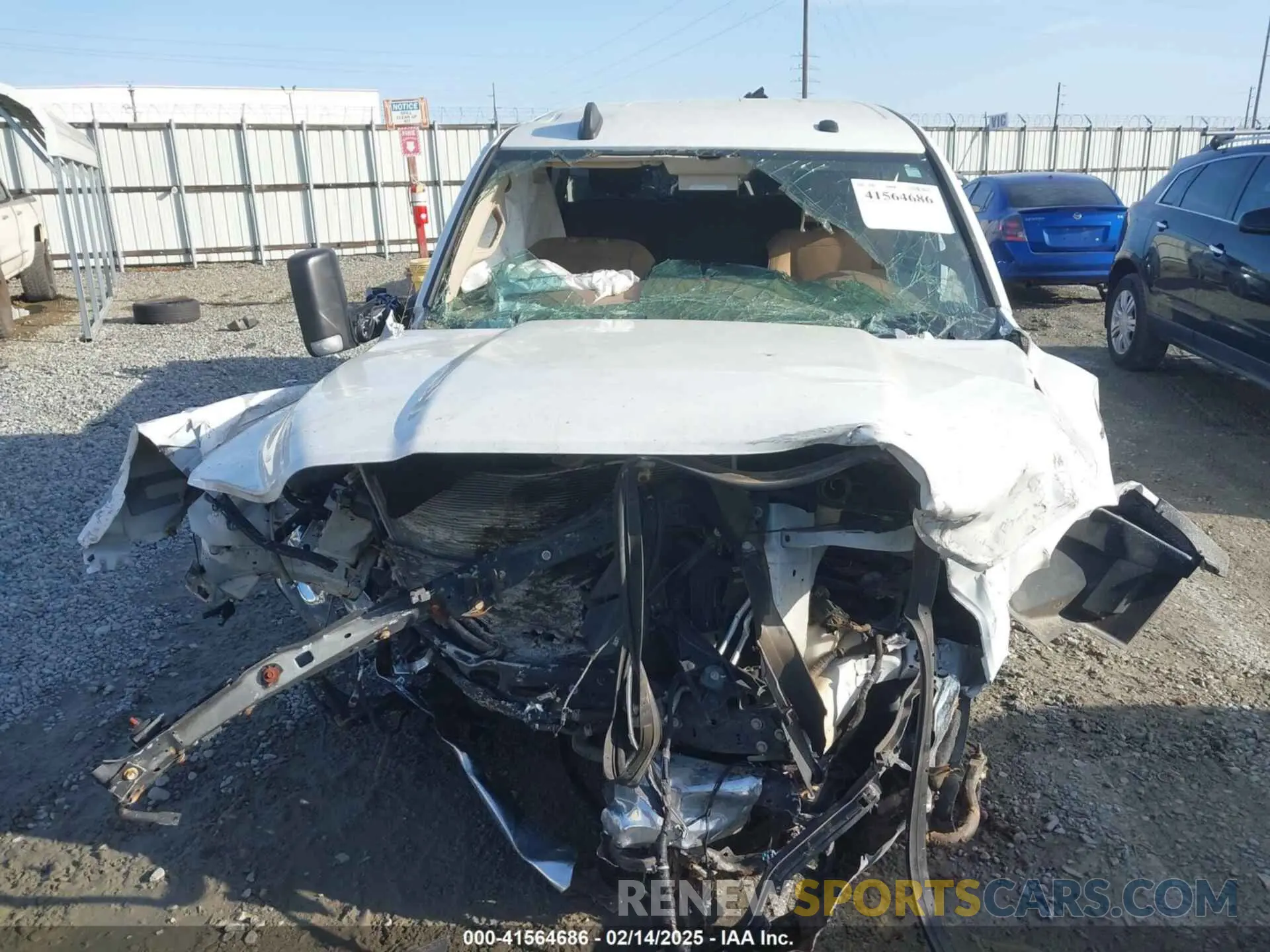 12 fotografías del automóvil dañado 3C6UR5JL0KG519472 RAM 2500 2019