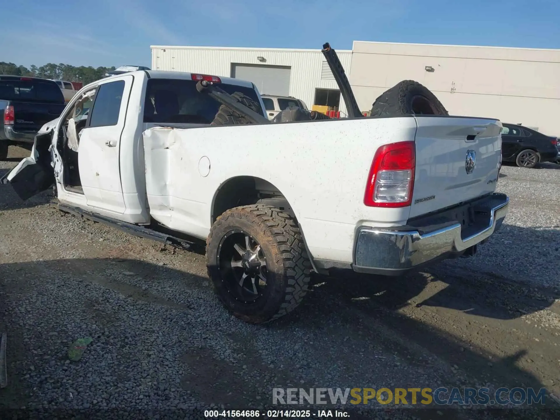 3 fotografías del automóvil dañado 3C6UR5JL0KG519472 RAM 2500 2019