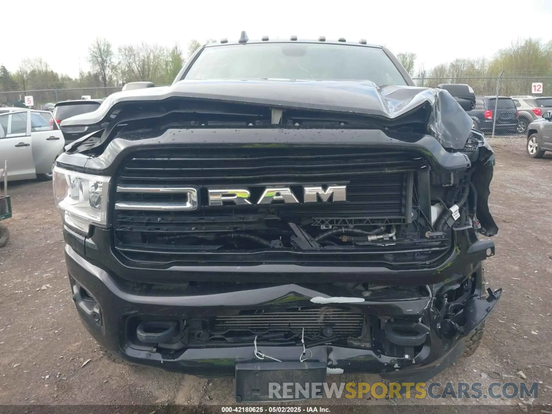 12 fotografías del automóvil dañado 3C6UR5JL0KG700152 RAM 2500 2019