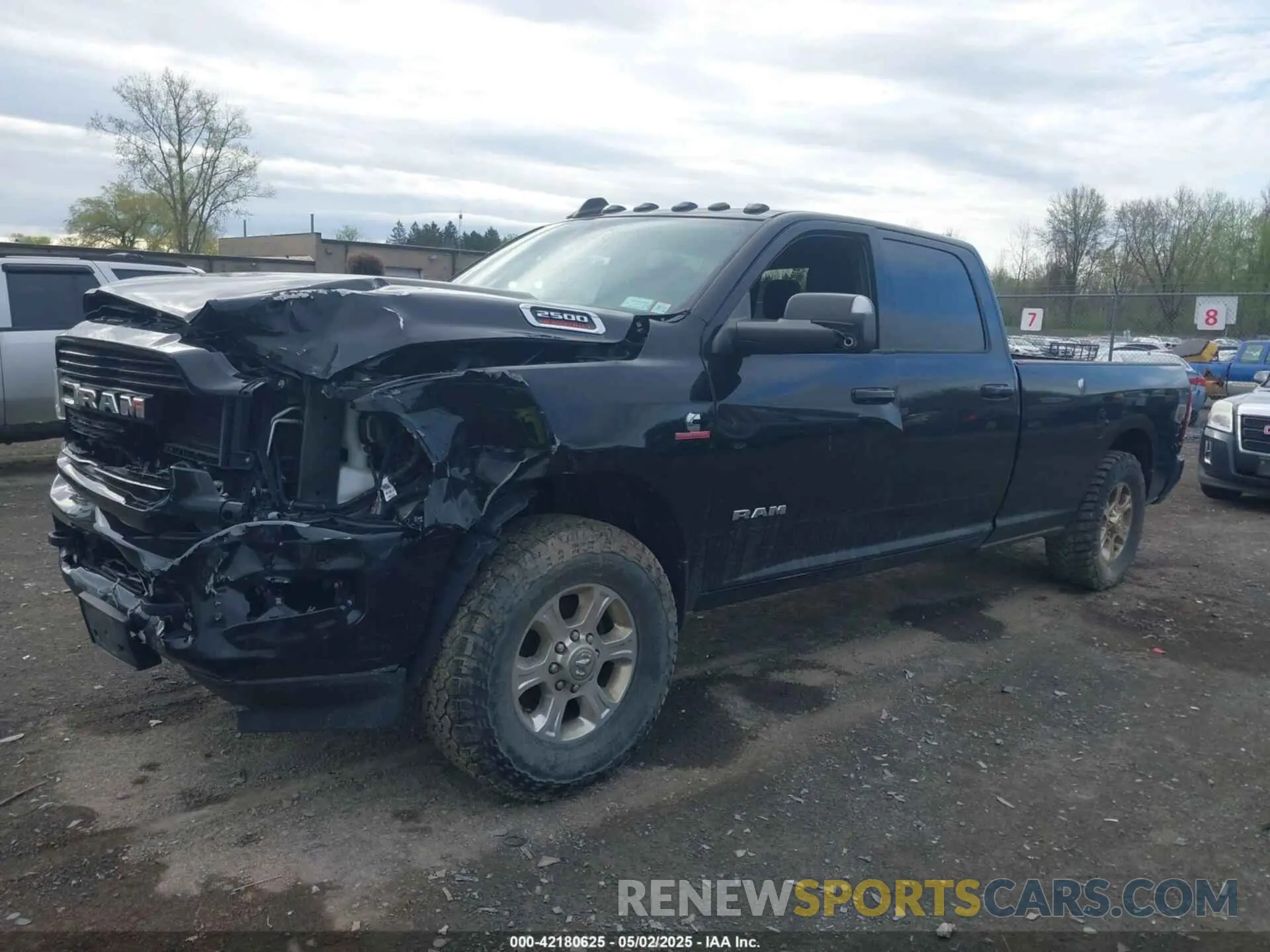 2 fotografías del automóvil dañado 3C6UR5JL0KG700152 RAM 2500 2019