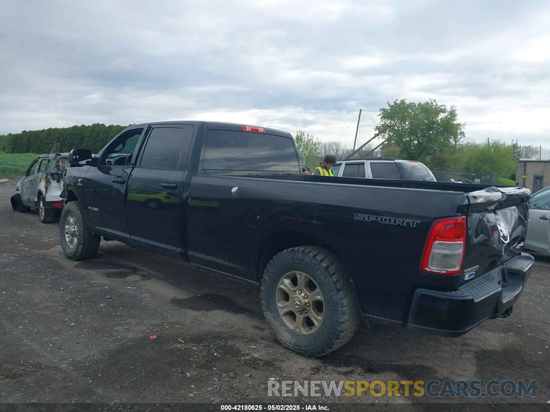 3 fotografías del automóvil dañado 3C6UR5JL0KG700152 RAM 2500 2019
