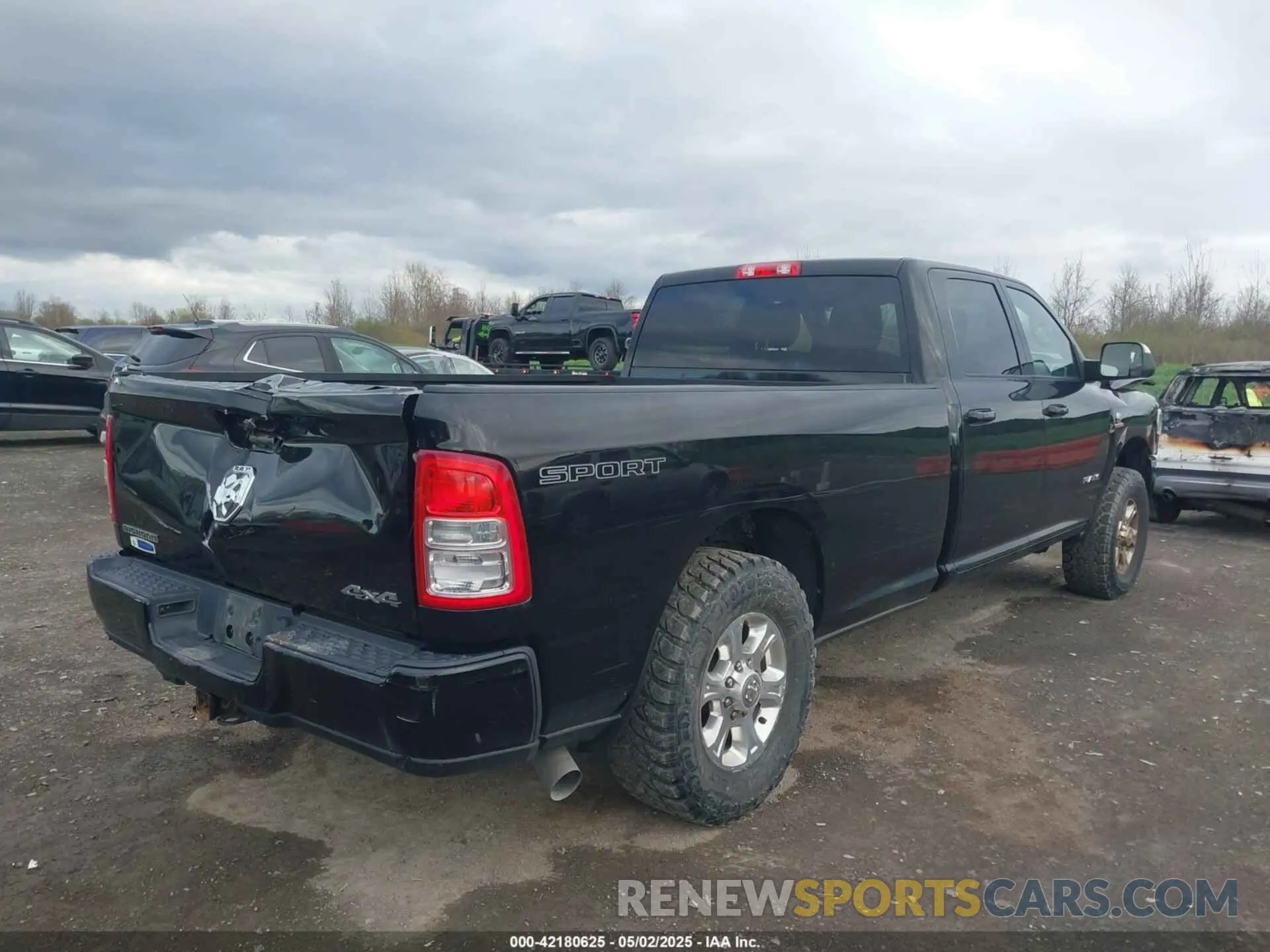 4 fotografías del automóvil dañado 3C6UR5JL0KG700152 RAM 2500 2019