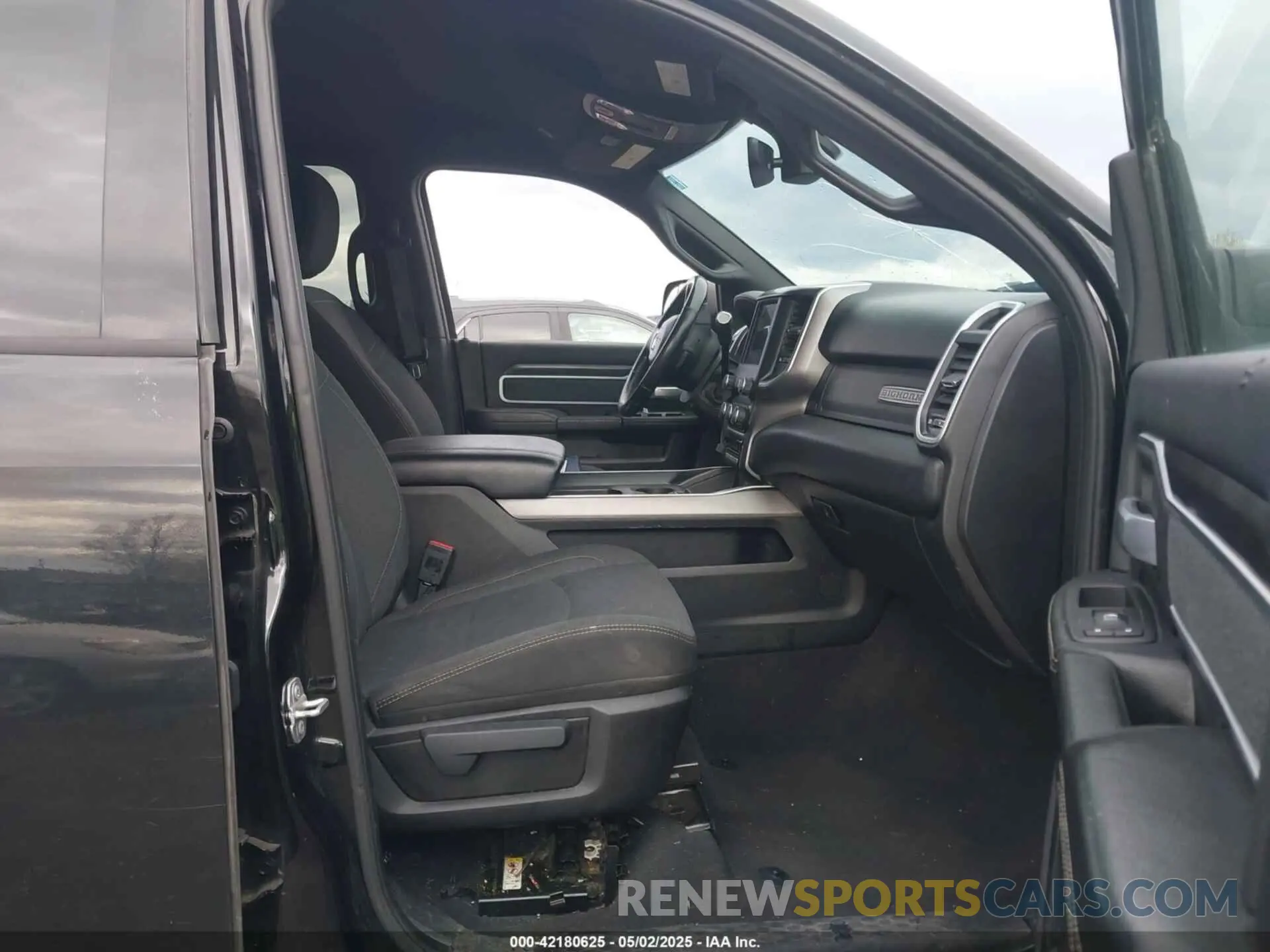 5 fotografías del automóvil dañado 3C6UR5JL0KG700152 RAM 2500 2019