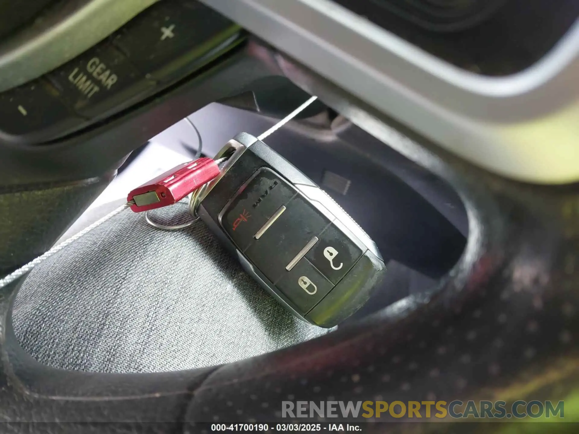 11 fotografías del automóvil dañado 3C6UR5JL5KG703032 RAM 2500 2019
