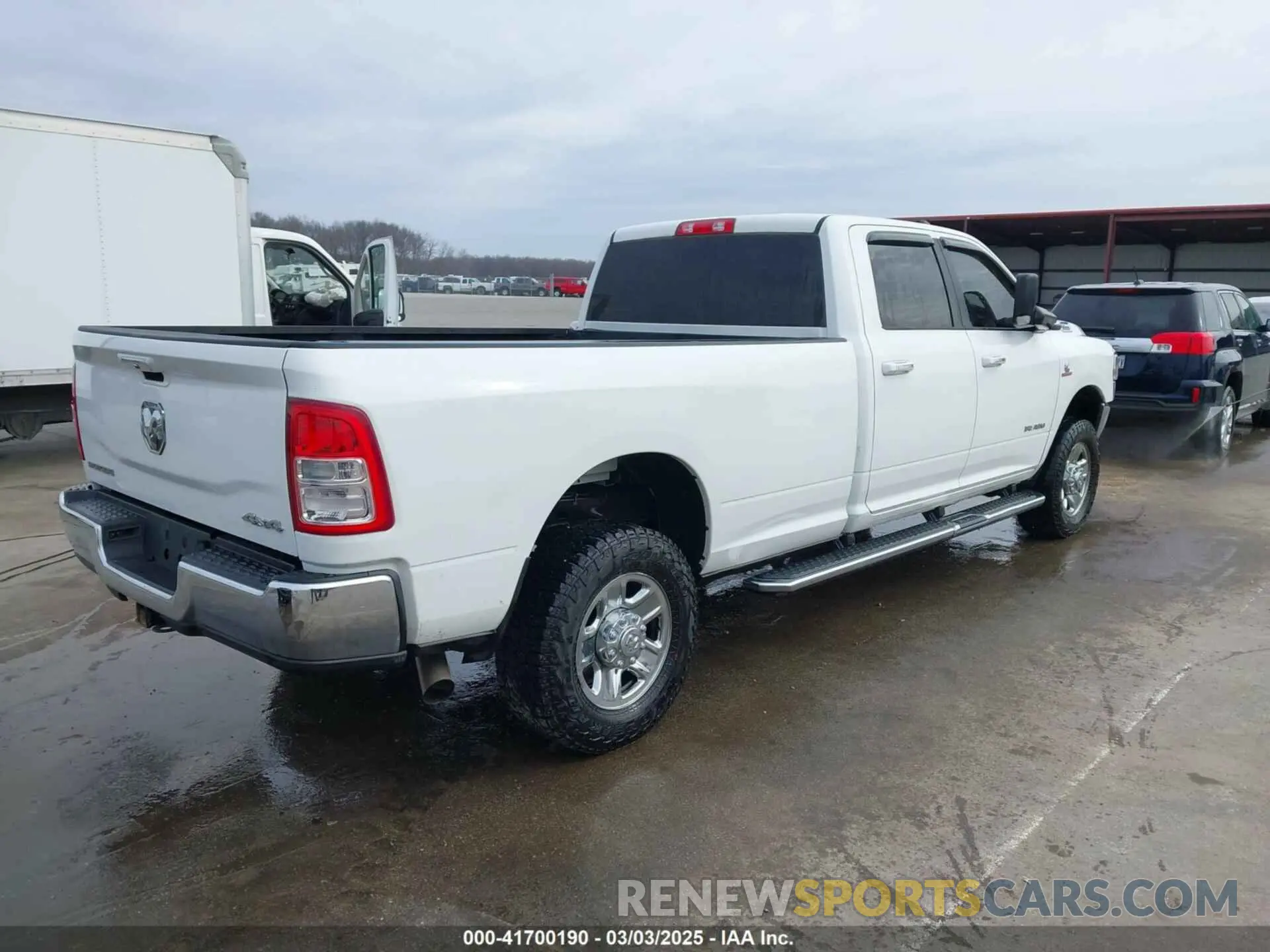 4 fotografías del automóvil dañado 3C6UR5JL5KG703032 RAM 2500 2019