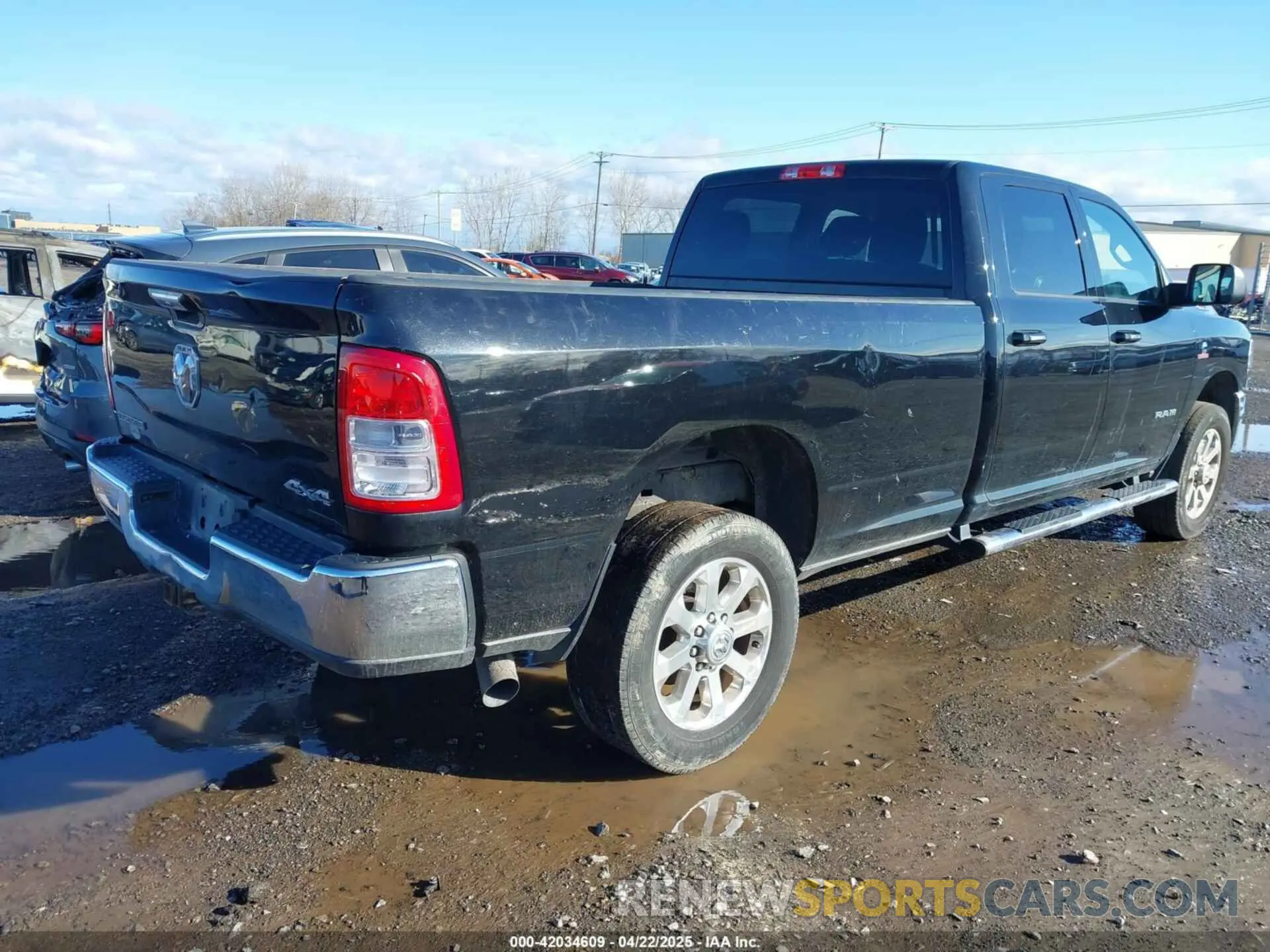 4 fotografías del automóvil dañado 3C6UR5JL7KG626549 RAM 2500 2019