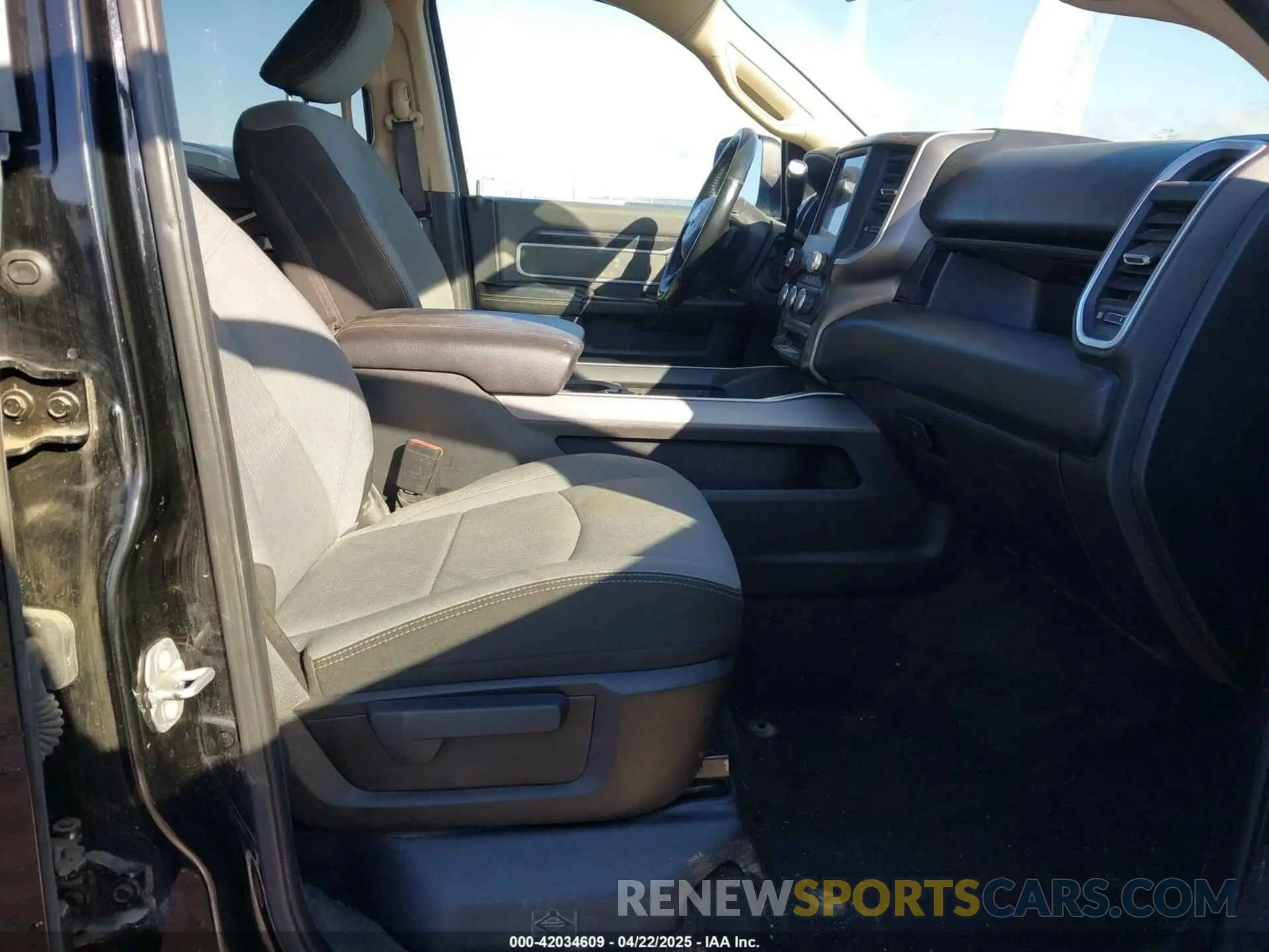 5 fotografías del automóvil dañado 3C6UR5JL7KG626549 RAM 2500 2019