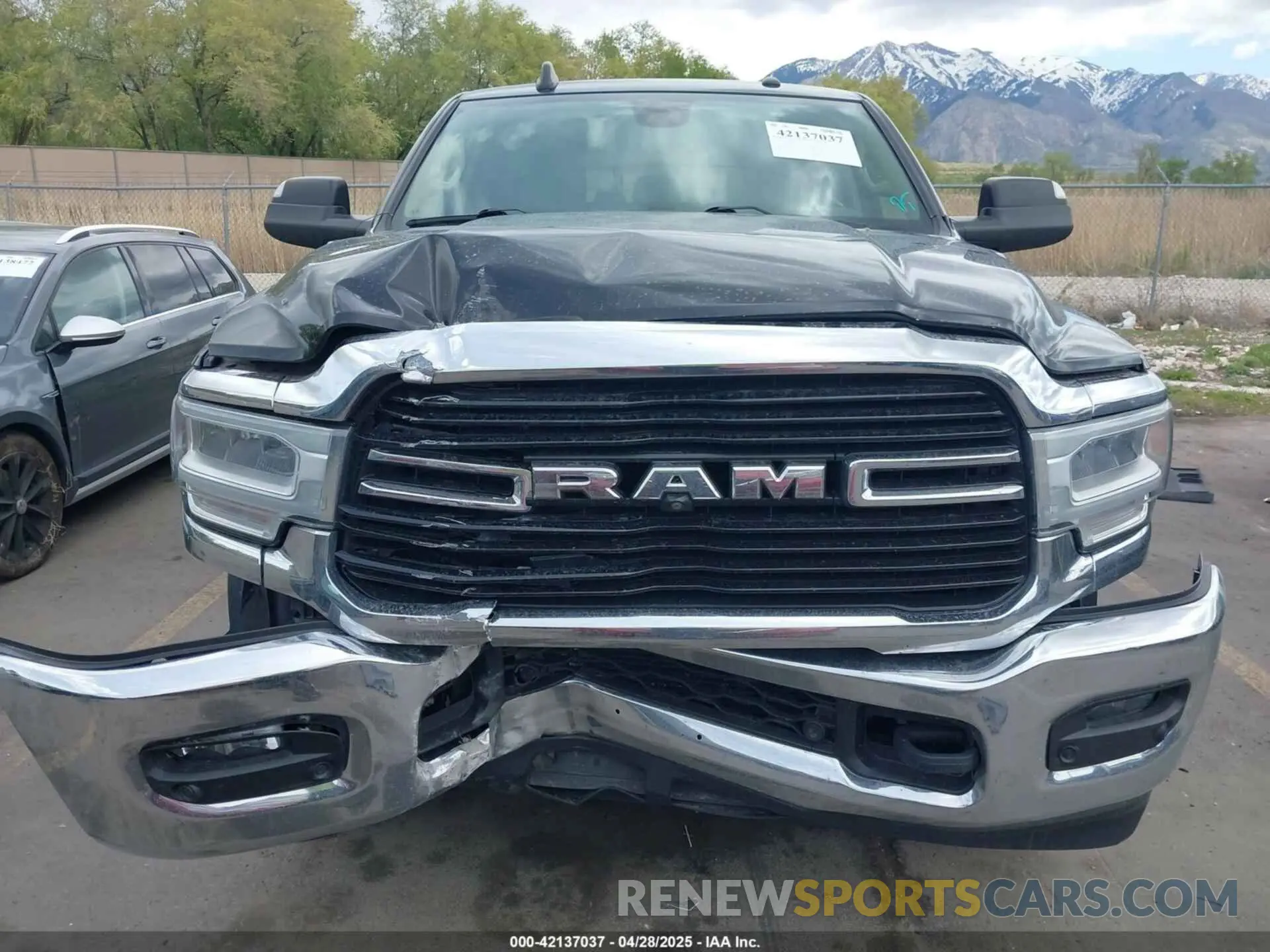 12 fotografías del automóvil dañado 3C6UR5ML4KG635799 RAM 2500 2019