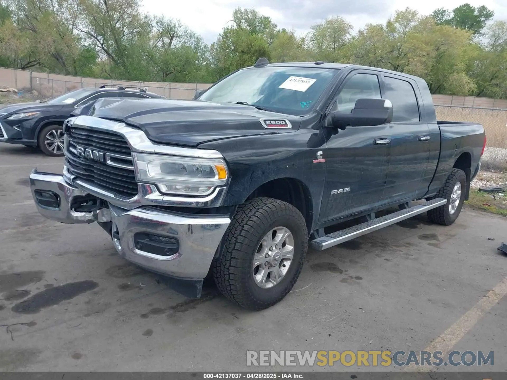 2 fotografías del automóvil dañado 3C6UR5ML4KG635799 RAM 2500 2019