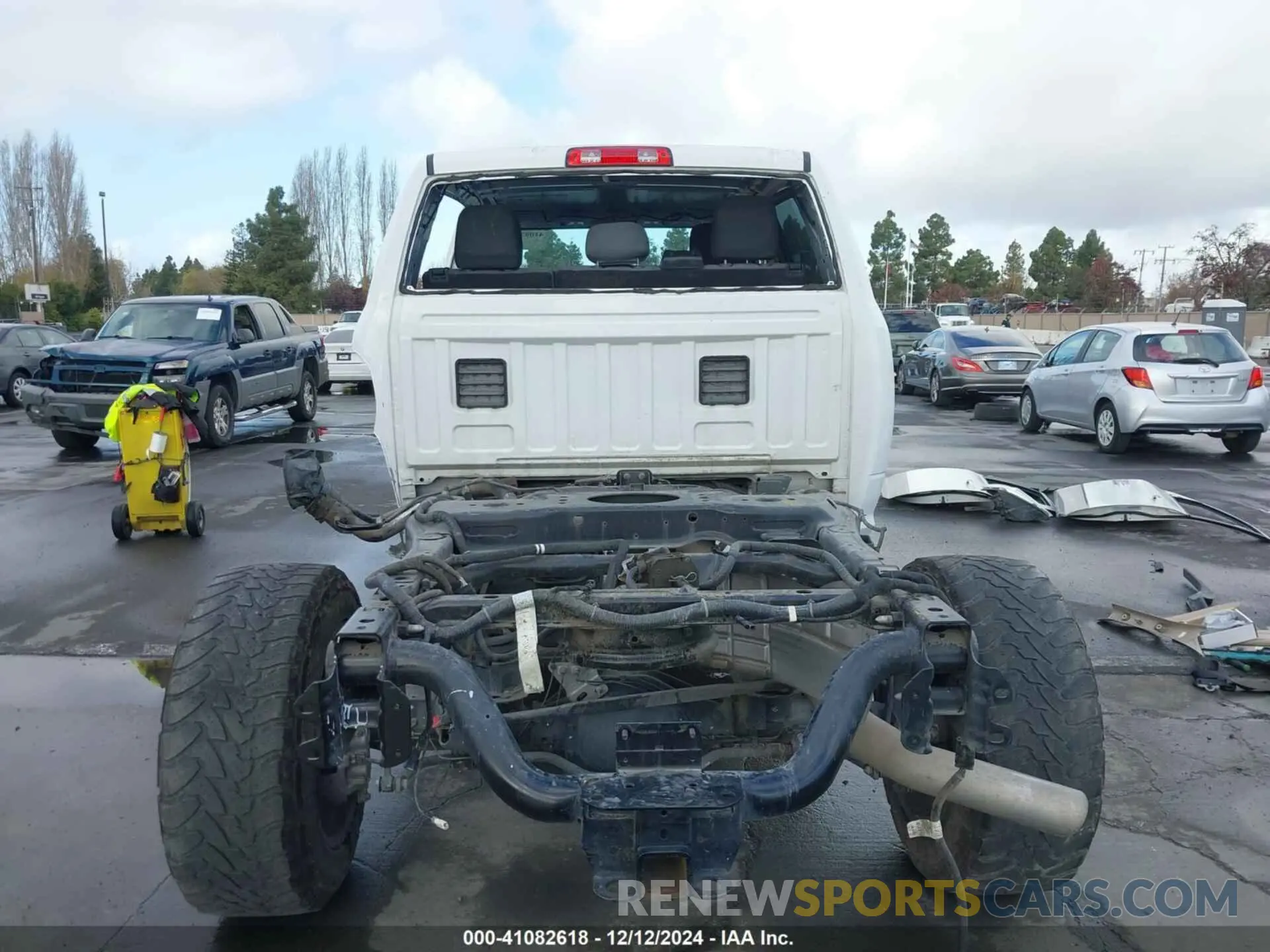 17 fotografías del automóvil dañado 3C6UR5MLXKG623625 RAM 2500 2019